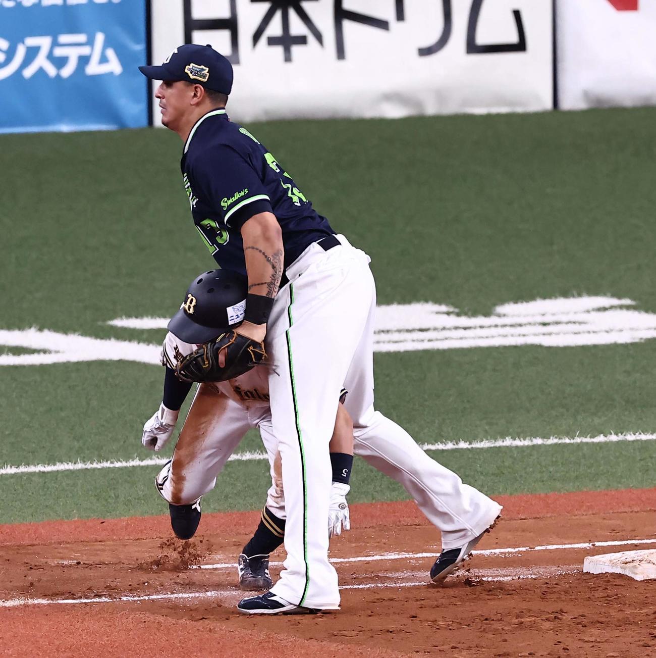 9回裏オリックス1死二塁、内野安打を放った西野はオスナと交錯する（撮影・上田博志）
