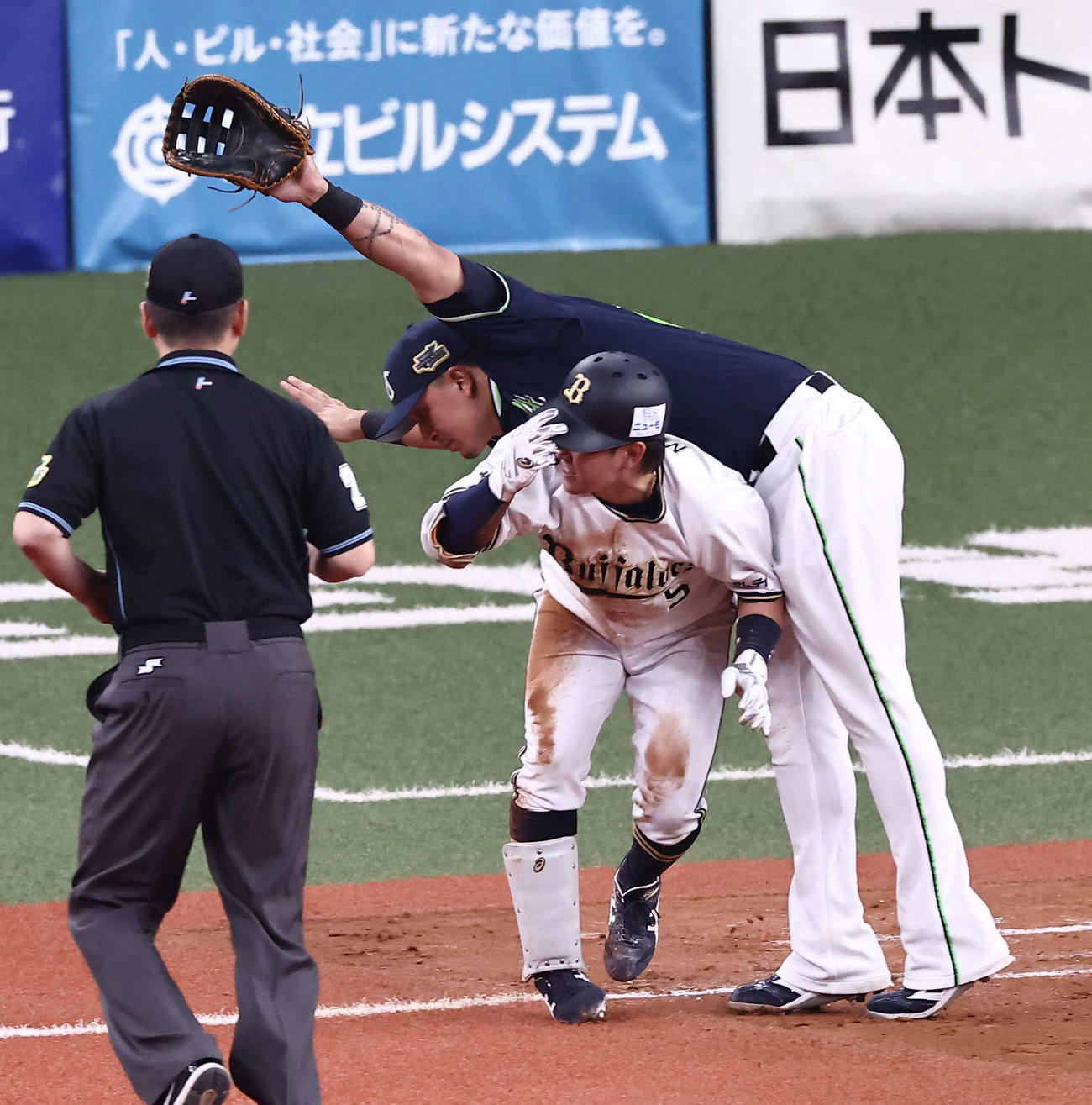 9回裏オリックス1死二塁、内野安打を放った西野はオスナと交錯する（撮影・上田博志）