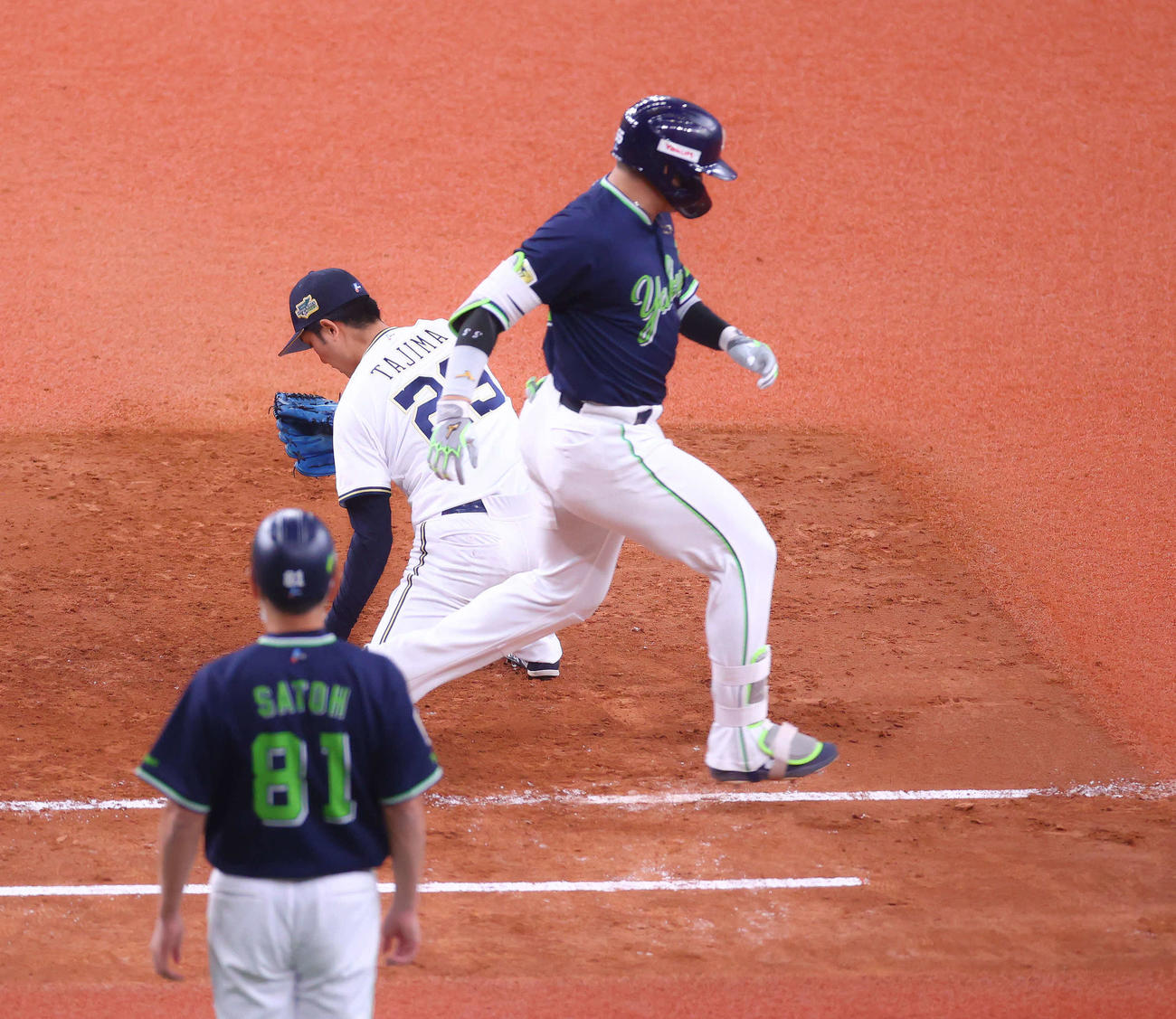 オリックス対ヤクルト　5回表ヤクルト無死一、二塁、田嶋の捕球ミスで出塁する村上（撮影・河田真司）