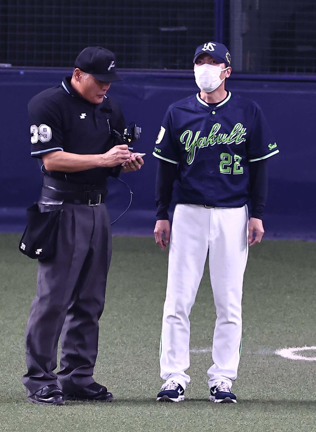 選手交代を告げる高津監督（撮影・上田博志）