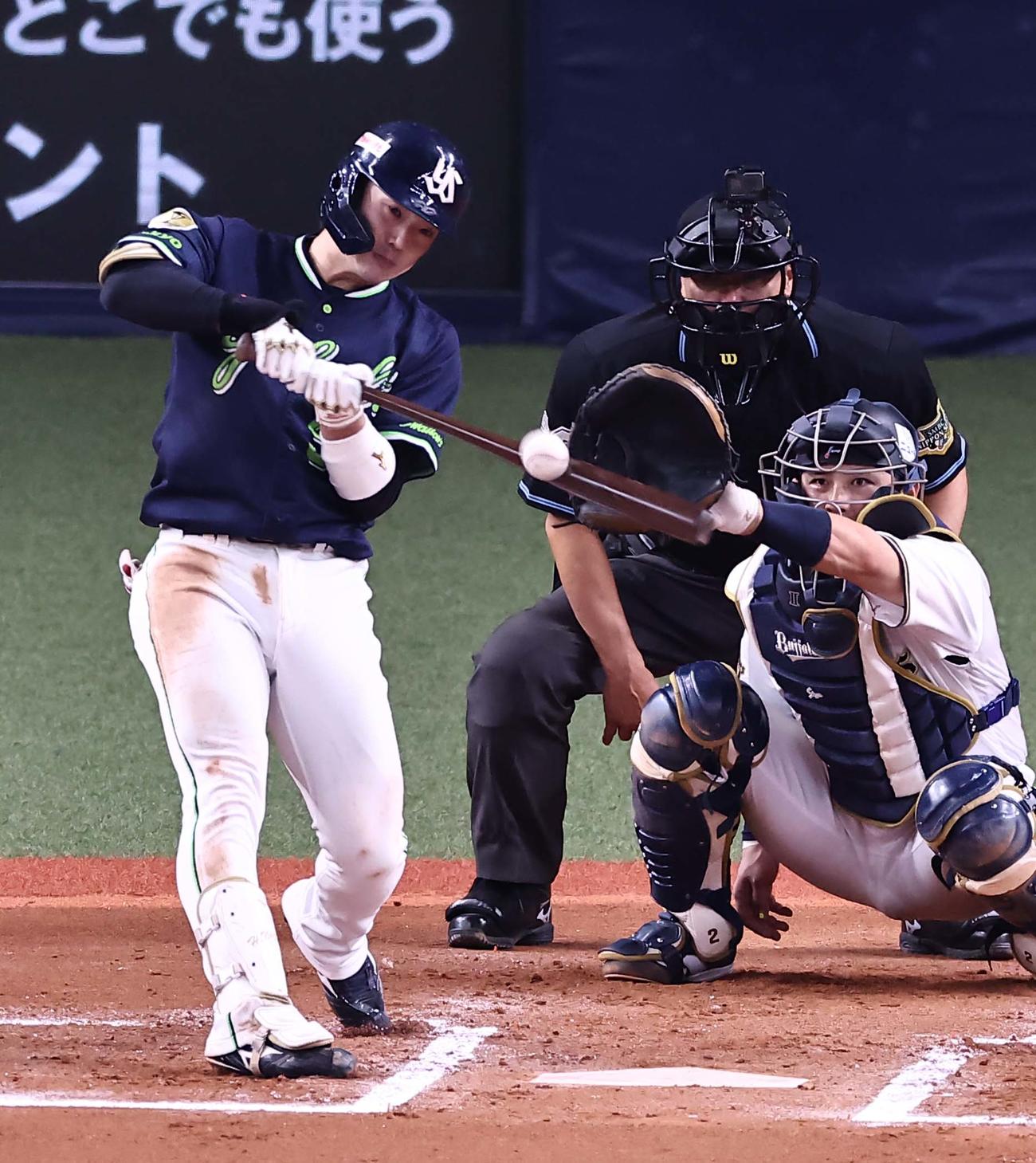 6回表ヤクルト2死二塁、長岡は右前に適時打を放つ（撮影・上田博志）