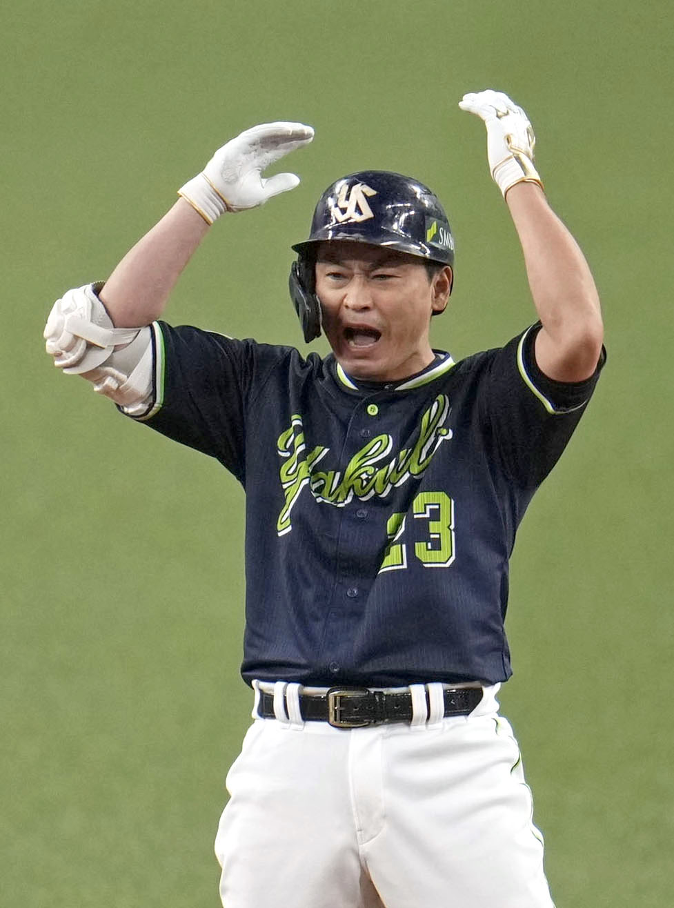 6回、勝ち越し二塁打を放ち、塁上で声を出すヤクルト青木（共同）
