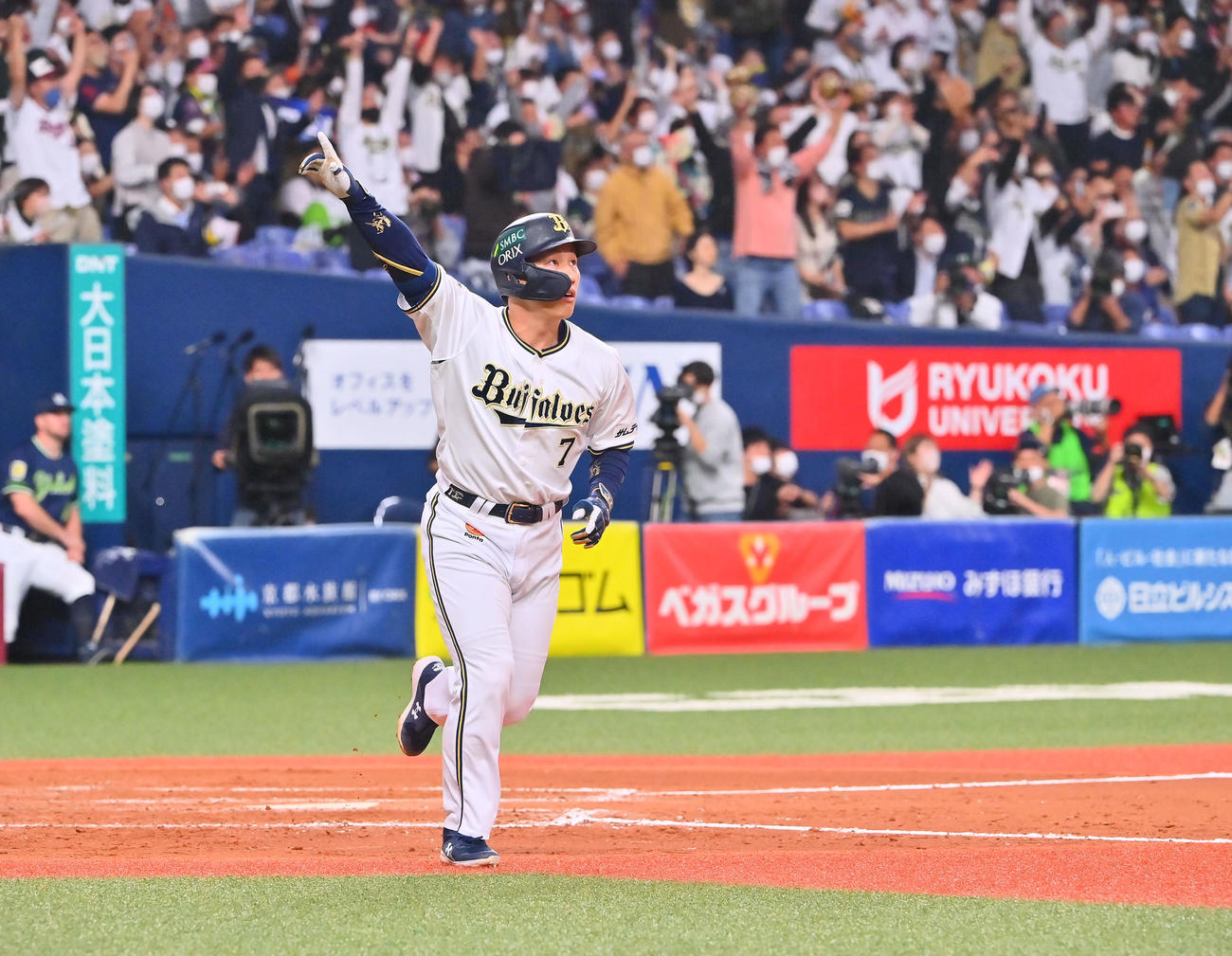 オリックス対ヤクルト　9回裏オリックス2死一塁、右越えにサヨナラ本塁打を放つ吉田正（撮影・和賀正仁）