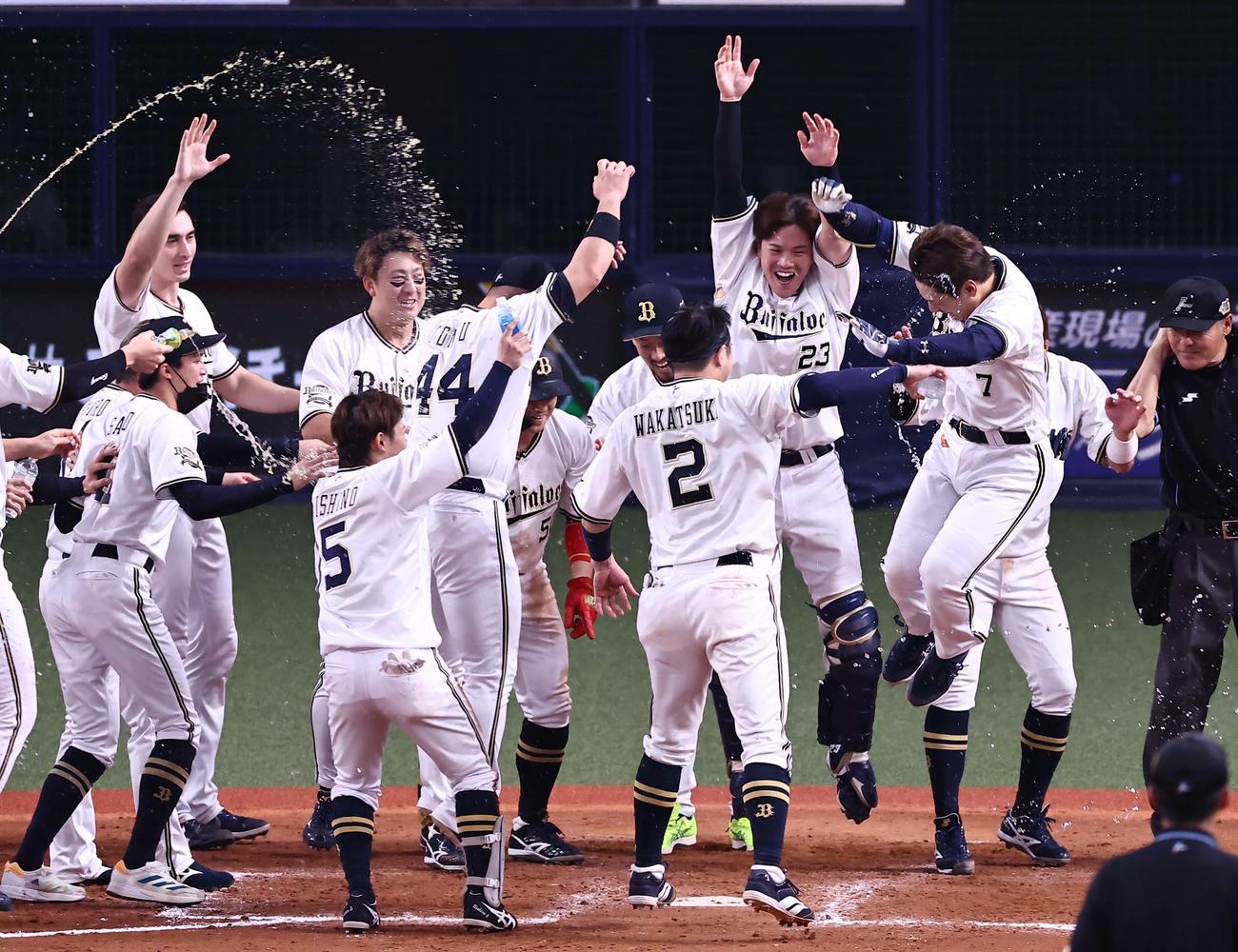 9回裏オリックス2死一塁、右越えにサヨナラ2点本塁打を放ちジャンプして生還する吉田正（撮影・上田博志）
