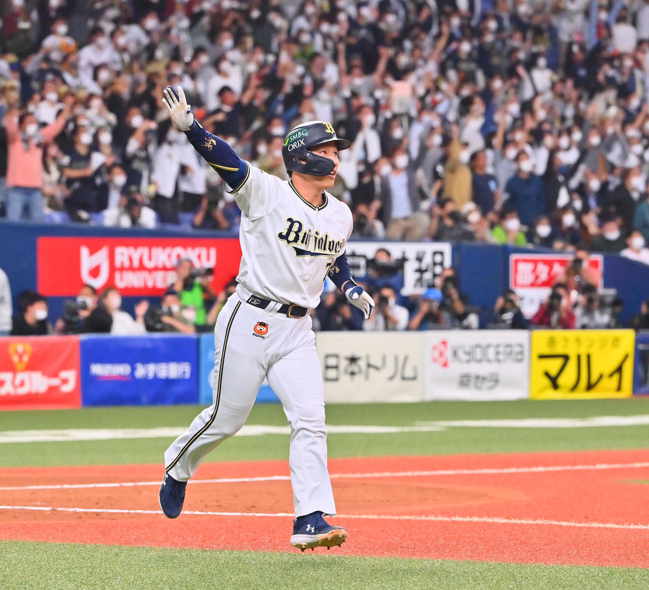 オリックス対ヤクルト　9回裏オリックス2死一塁、右越えにサヨナラ本塁打を放つ吉田正（撮影・和賀正仁）