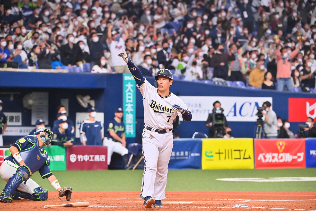 オリックス対ヤクルト　9回裏オリックス2死一塁、右越えにサヨナラ本塁打を放った吉田正はベンチに向かってポーズ（撮影・和賀正仁）