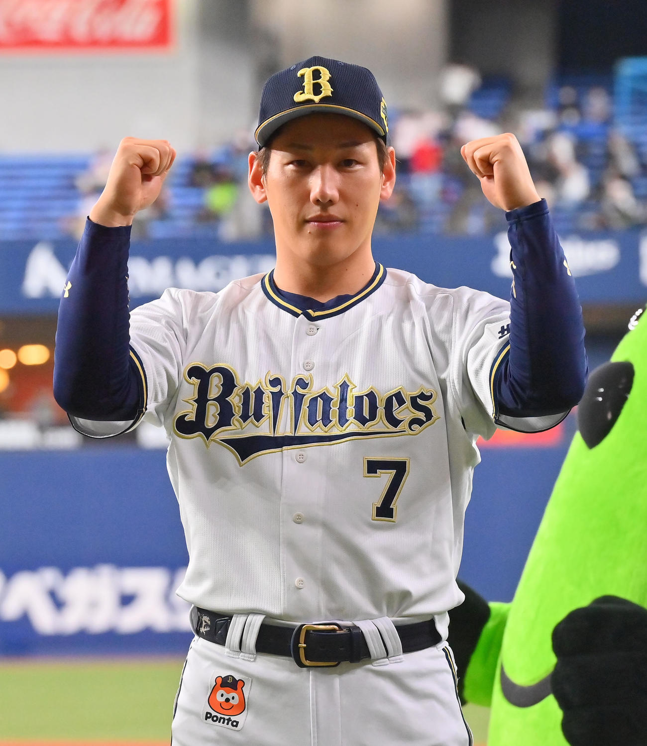 オリックス対ヤクルト　ヒーローインタビュー後、ガッツポーズするオリックス吉田正（撮影・和賀正仁）