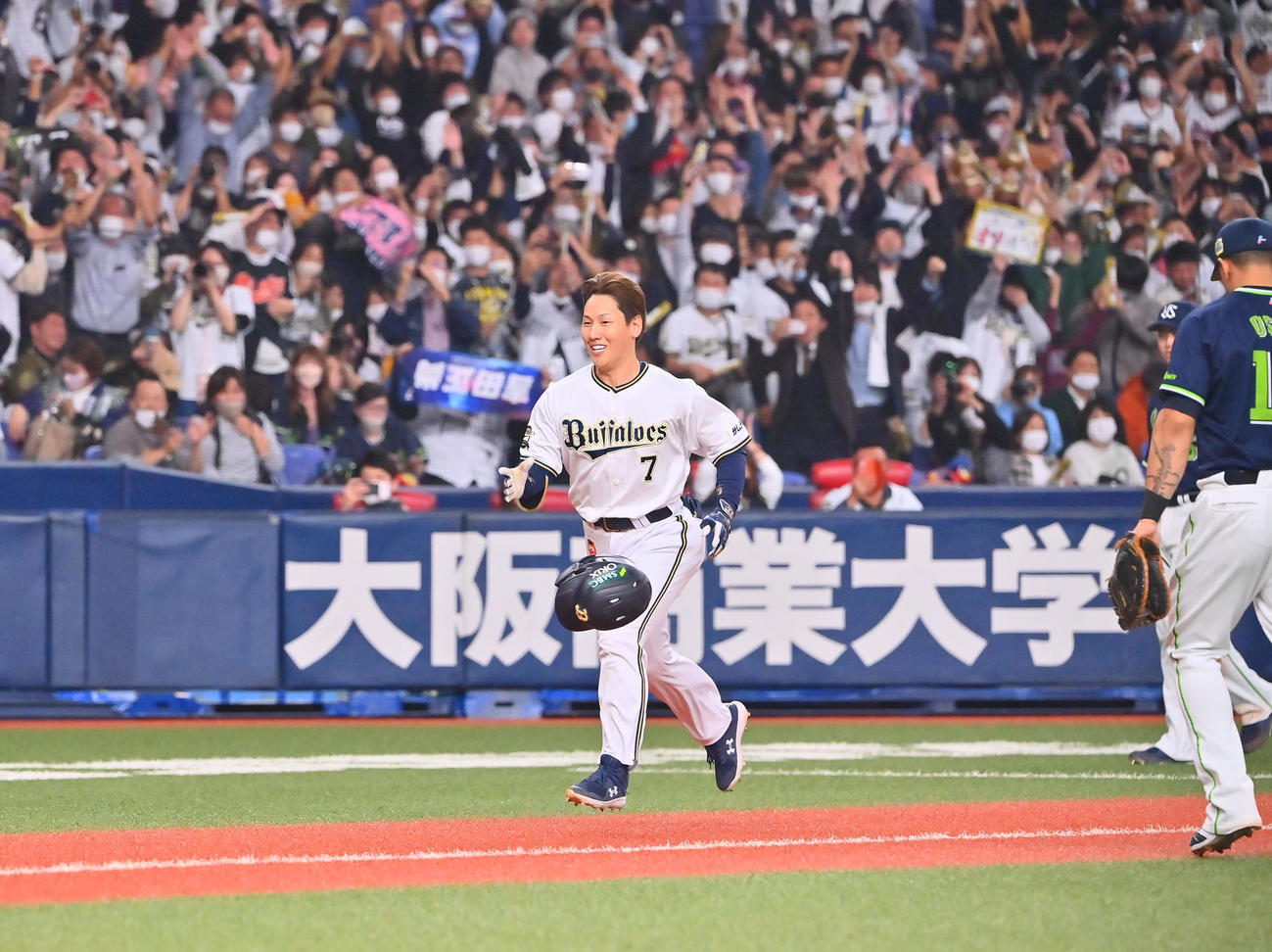 オリックス対ヤクルト　9回裏オリックス2死一塁、右越えにサヨナラ本塁打を放った吉田正はヘルメットを脱ぎ捨てる（撮影・和賀正仁）