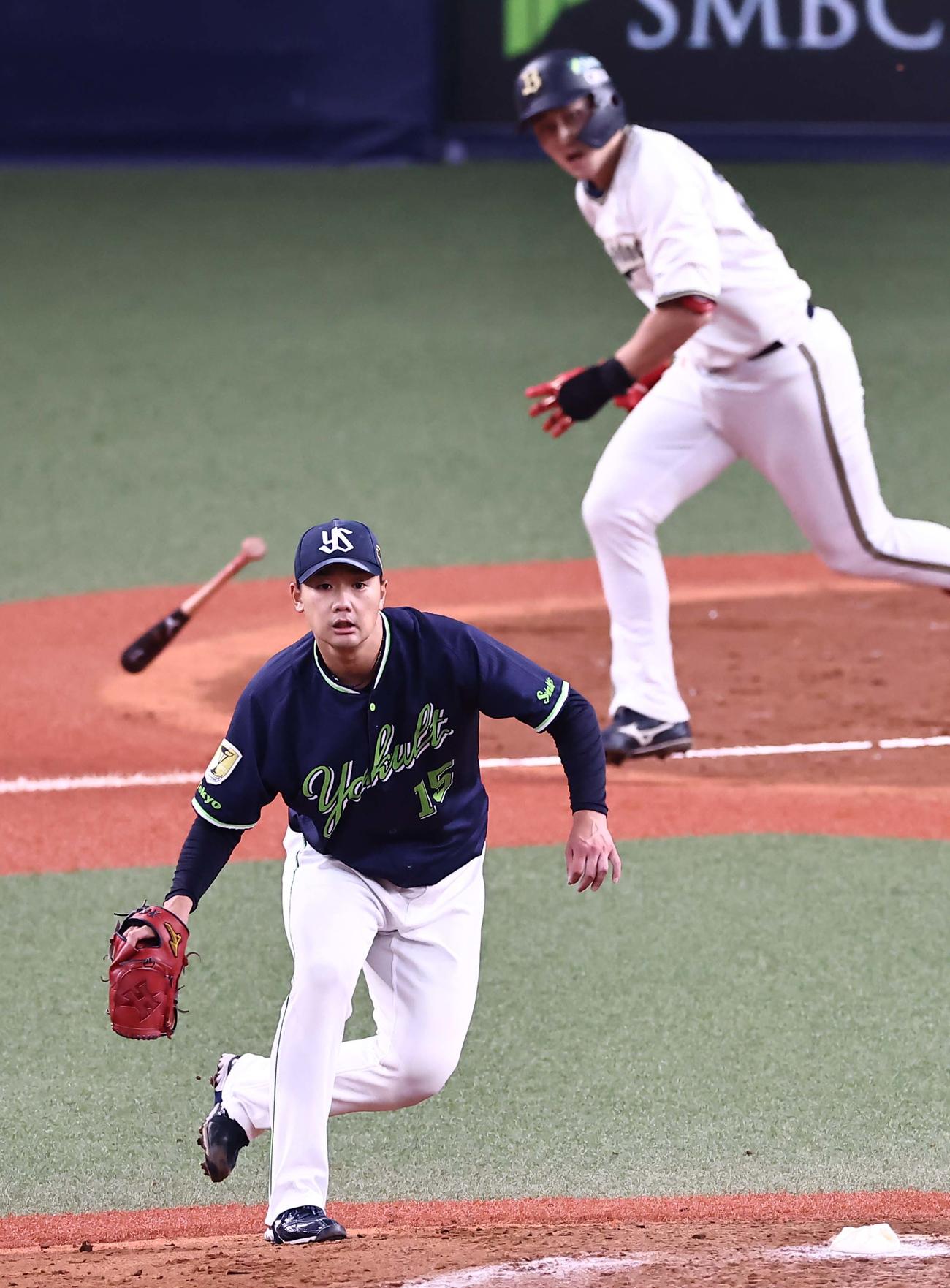 ヤクルト対オリックス　4回裏オリックス2死一、二塁、山下は紅林に中前適時打を浴びる（撮影・上田博志）
