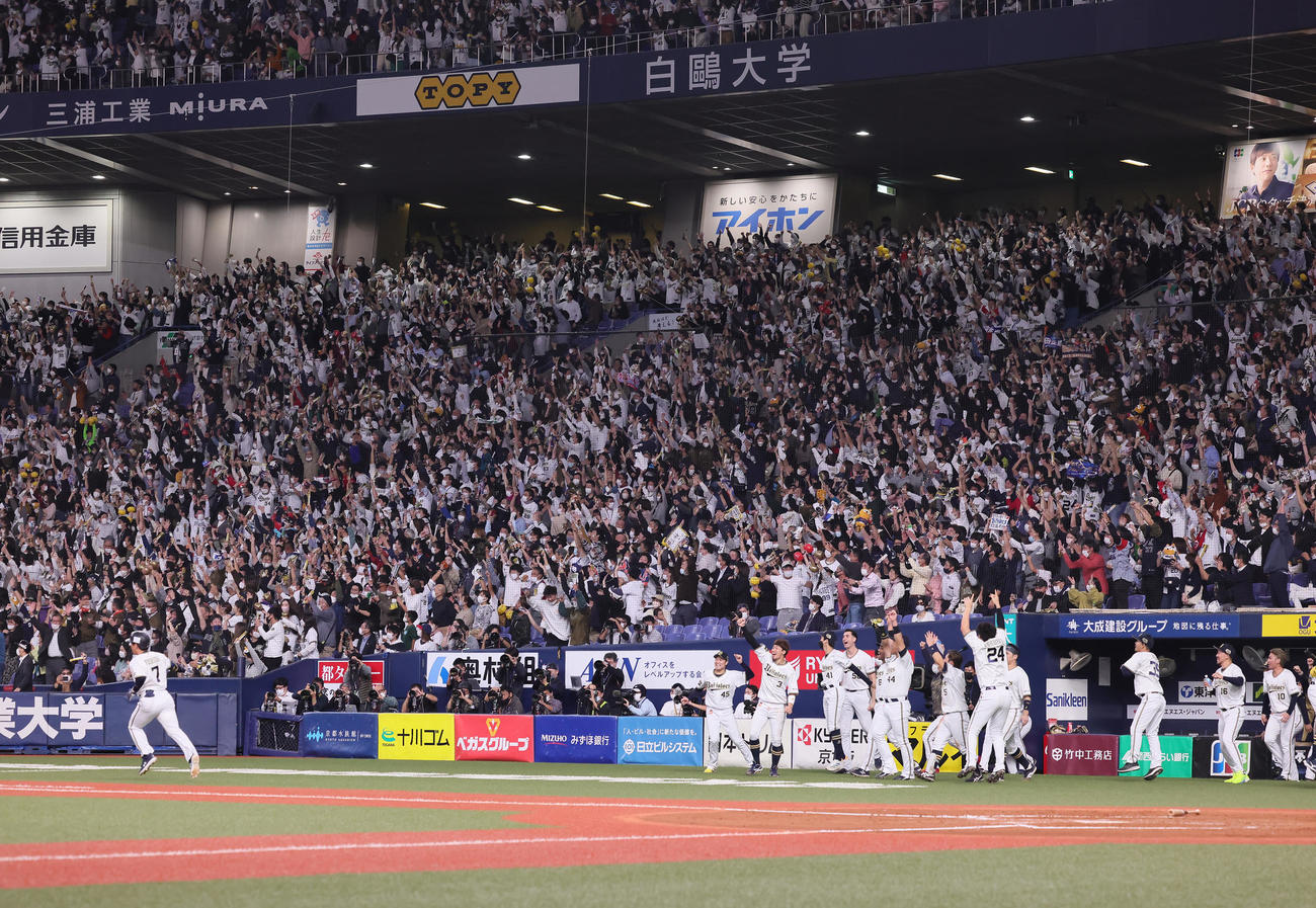 オリックス対ヤクルト　9回裏オリックス2死一塁、サヨナラ2点本塁打を放つ吉田正（左端）（撮影・足立雅史）