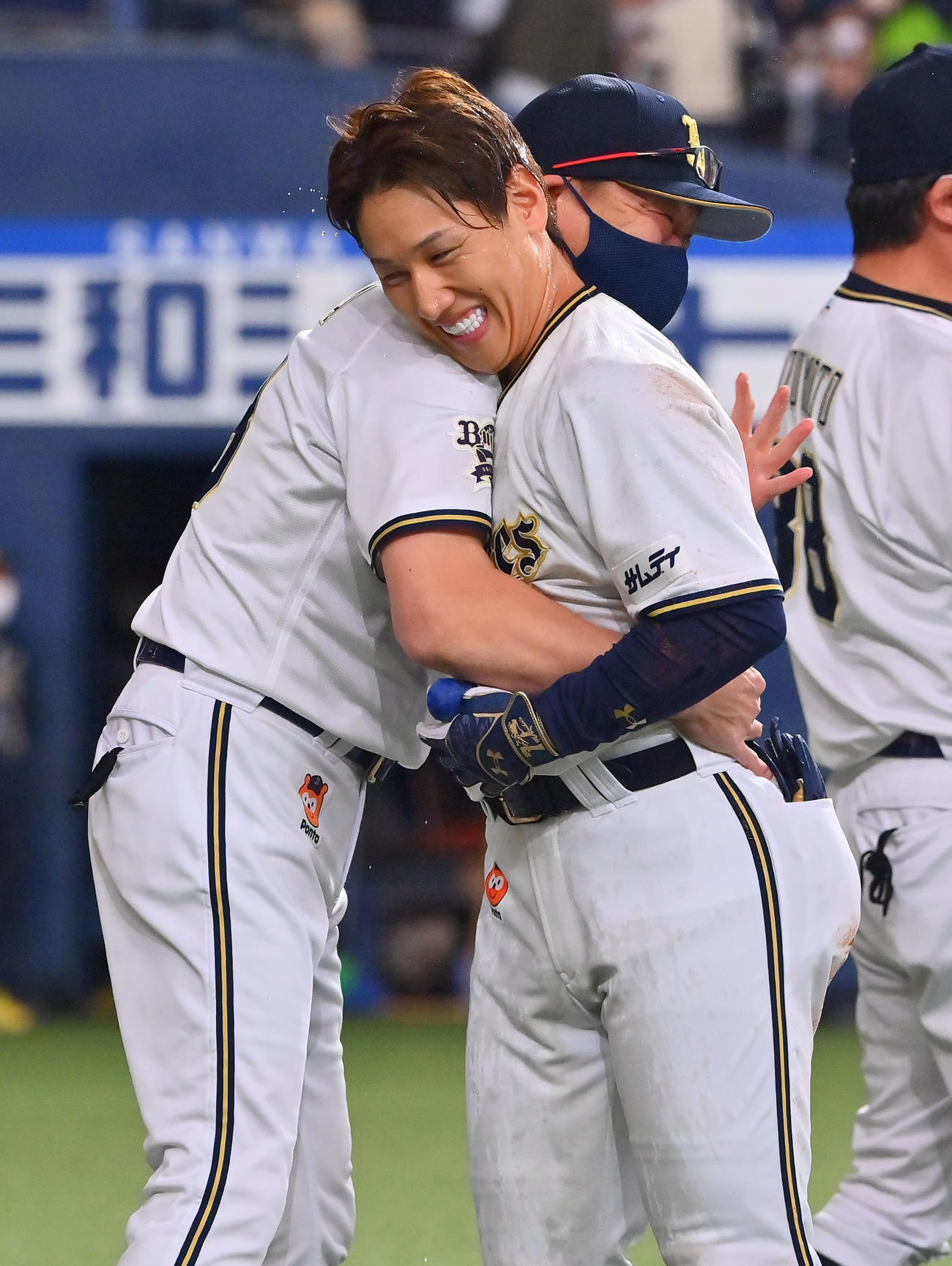 9回裏オリックス2死一塁、右越えにサヨナラ本塁打を放った吉田正は中嶋監督と歓喜の抱擁（撮影・和賀正仁）