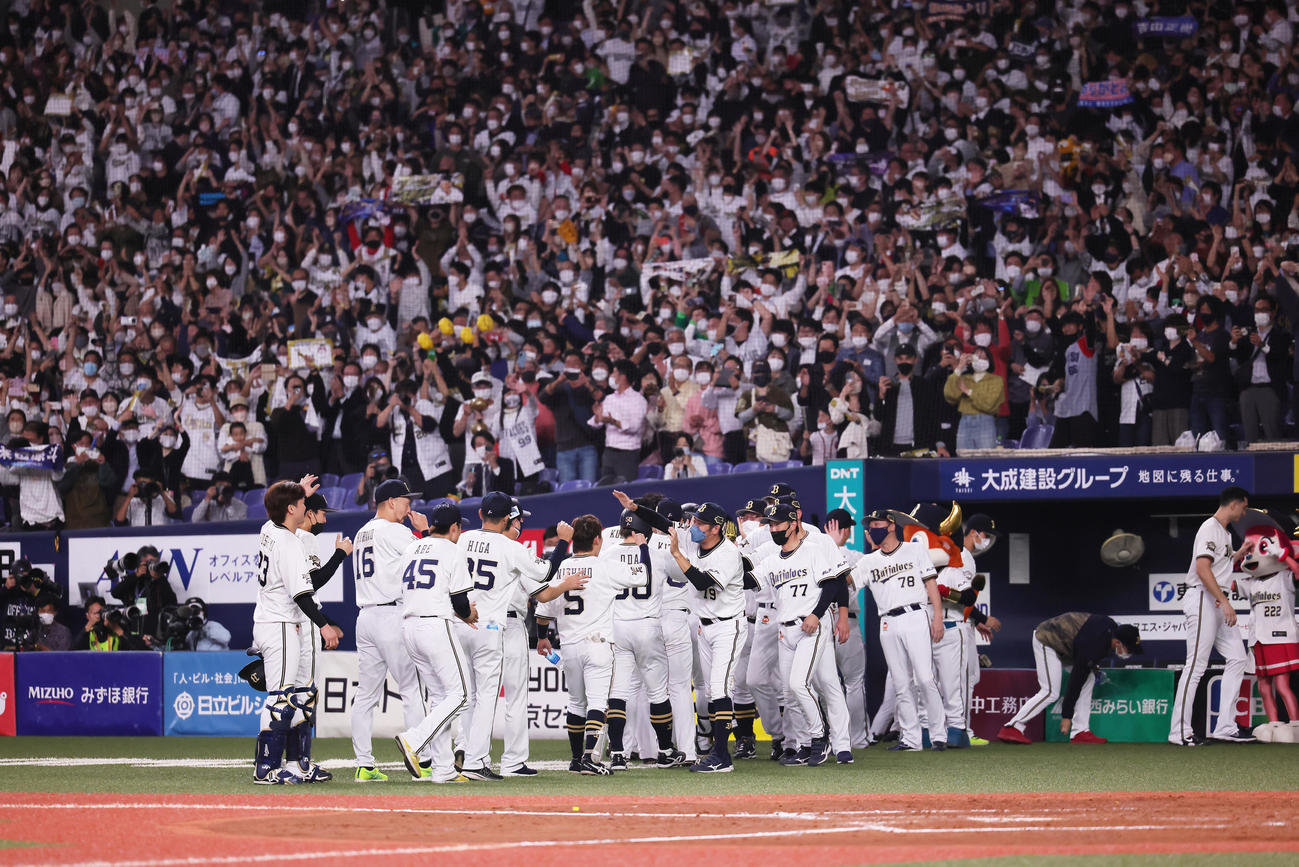 オリックス対ヤクルト　サヨナラ勝ちし喜ぶオリックス中嶋監督（中央右端）ら（撮影・足立雅史）