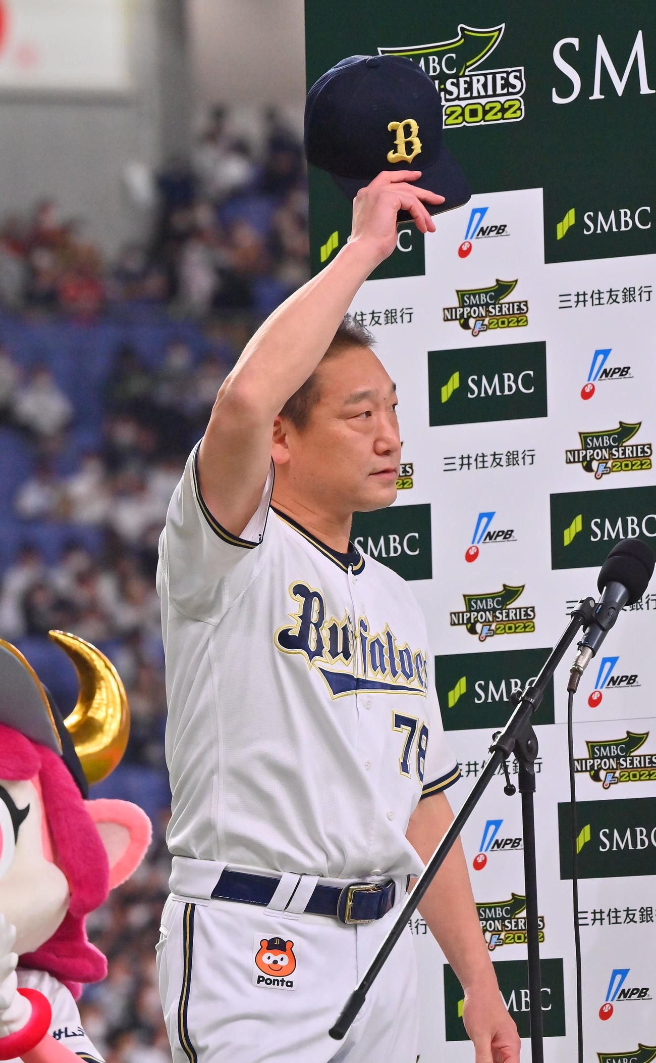 オリックス対ヤクルト　勝利監督インタビュー後、ファンに手を振る中嶋監督（撮影・和賀正仁）