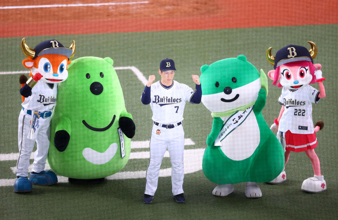 オリックス対ヤクルト　ヤクルトに勝利し写真に納まる、9回裏に右越えサヨナラ2点本塁打を放った吉田正（撮影・河田真司）