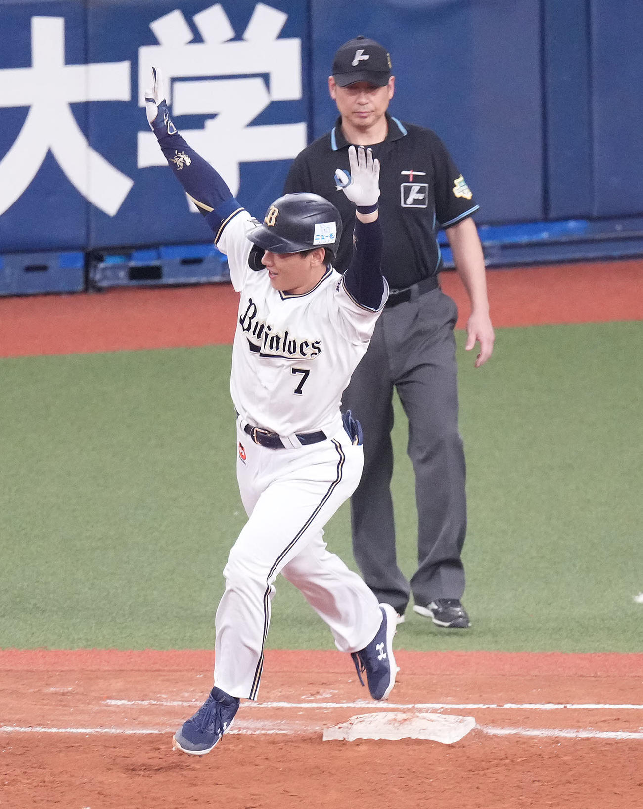 オリックス対ヤクルト　9回裏オリックス2死一塁、サヨナラ2点本塁打を放ち両手を突き上げる吉田正（撮影・鈴木みどり）