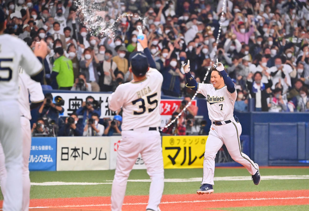 オリックス対ヤクルト　9回裏オリックス2死一塁、右越えにサヨナラ本塁打を放った吉田正は歓喜の生還を果たす（撮影・和賀正仁）