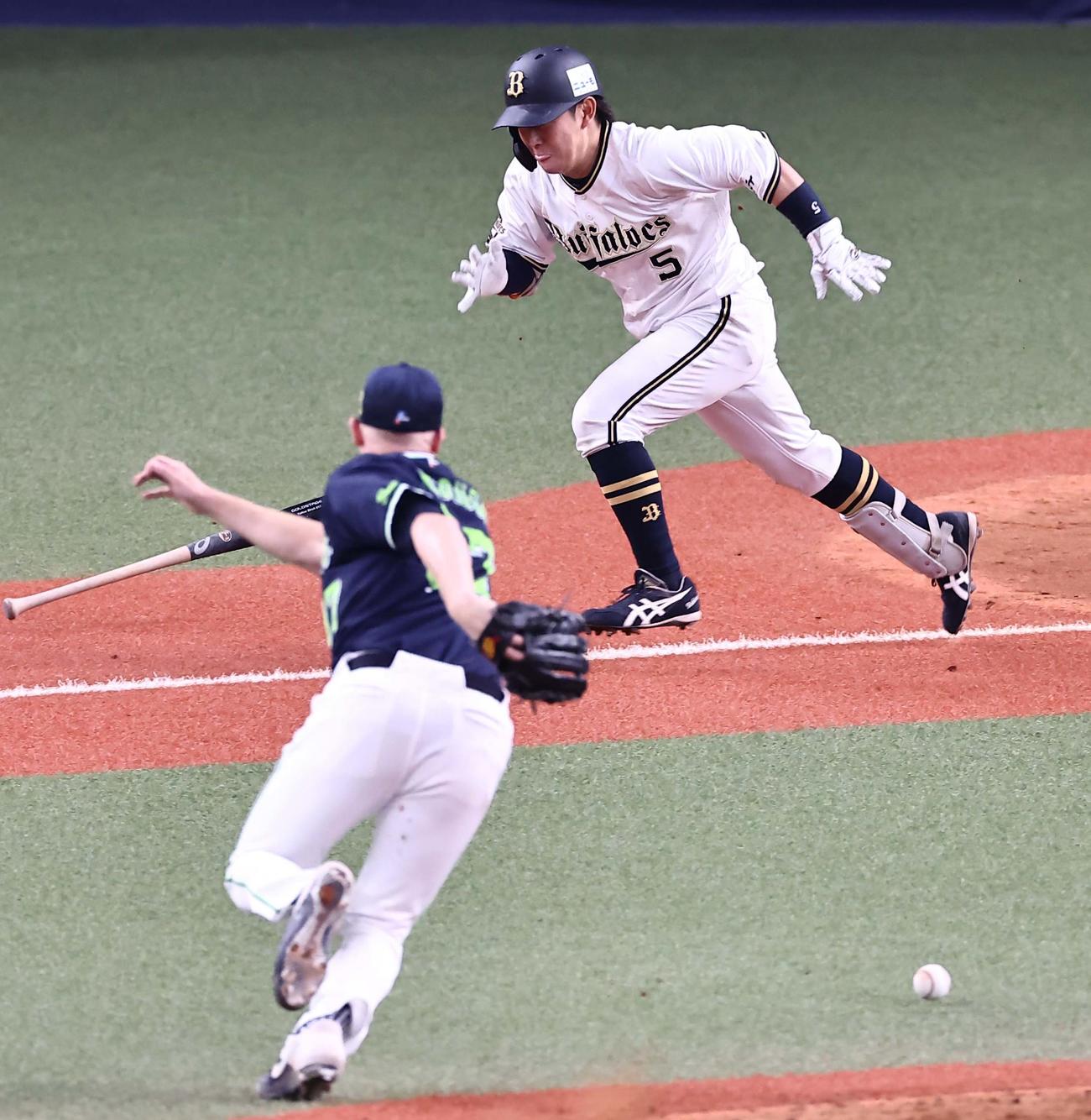 9回裏オリックス1死二塁、西野は投内野安打を放つ（撮影・上田博志）