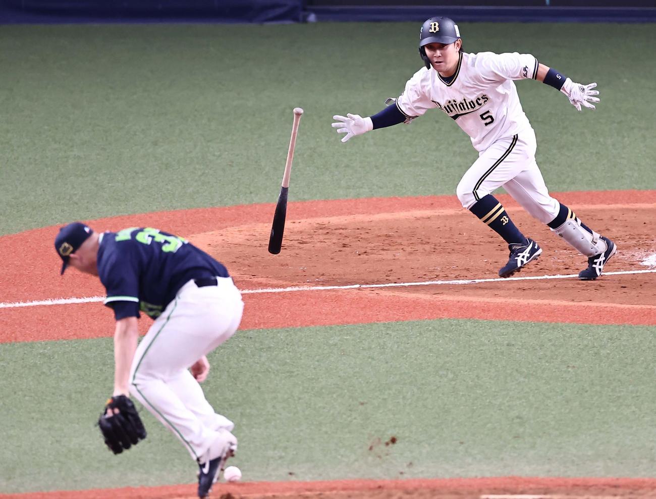 9回裏オリックス1死二塁、西野は投内野安打を放つ（撮影・上田博志）