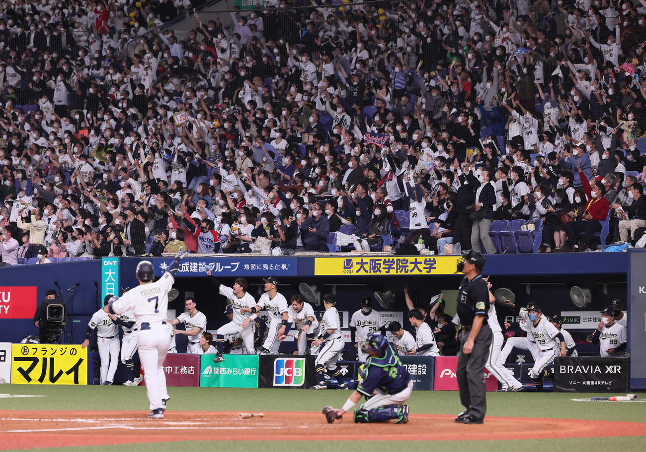 オリックス対ヤクルト　9回裏オリックス2死一塁、サヨナラ2点本塁打を放つ吉田正（撮影・足立雅史）