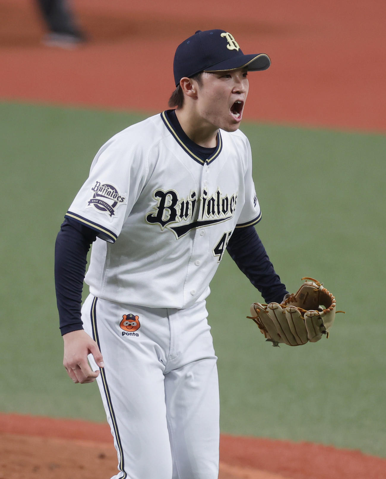 オリックス対ヤクルト　7回表ヤクルト2死一、三塁、サンタナを空振り三振に仕留め、雄たけびを上げる阿部（撮影・前田充）
