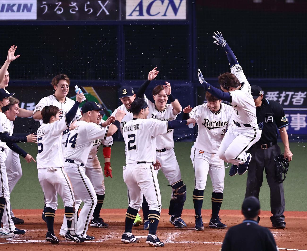 9回裏オリックス2死一塁、右越えにサヨナラ2点本塁打を放った吉田正（右）は歓喜の輪に飛び込む（撮影・上田博志）