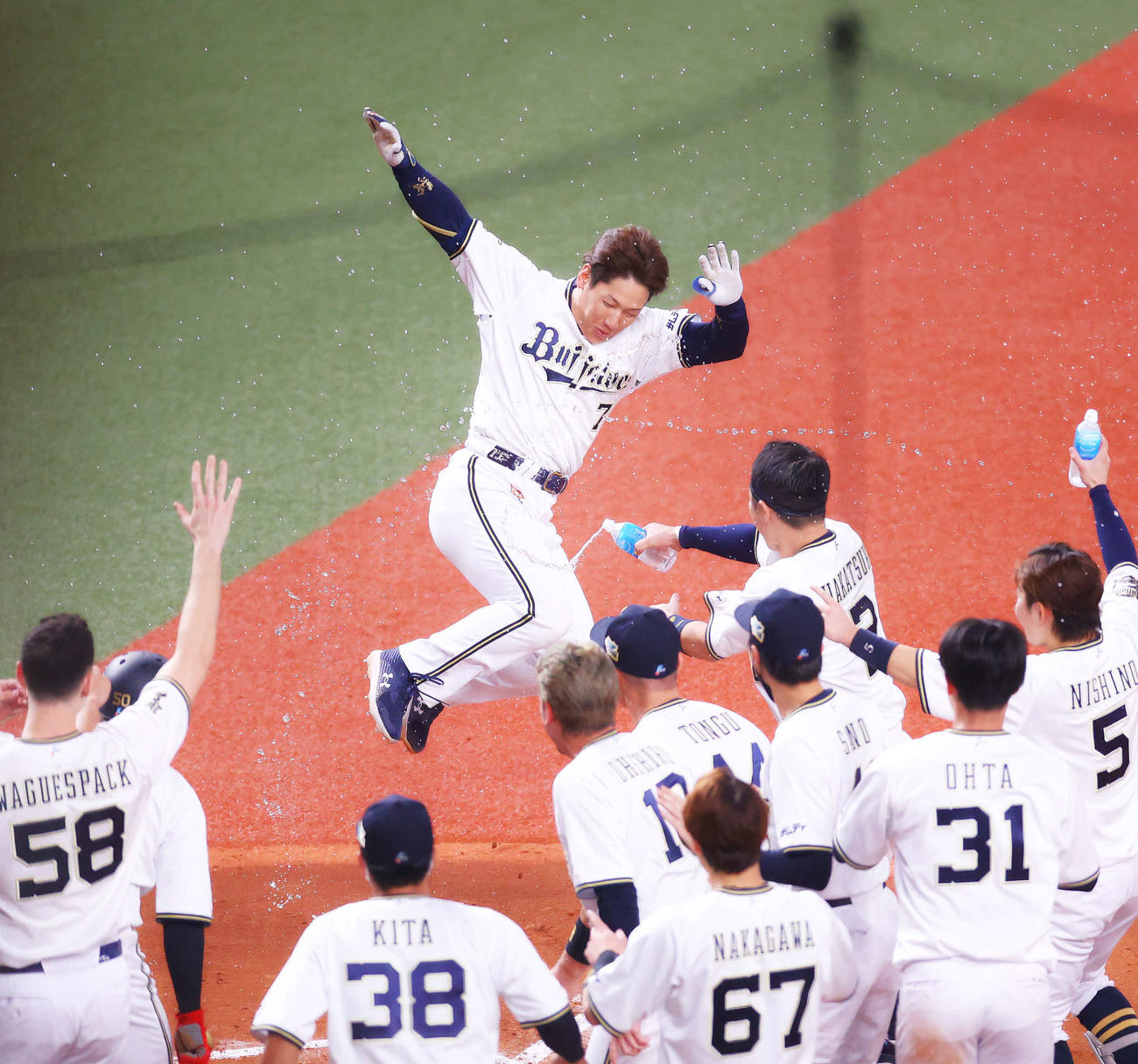 オリックス対ヤクルト　9回裏オリックス2死一塁、右越えサヨナラ2点本塁打を放ち、ナインからウォーターシャワーの祝福を受けながらジャンプで生還する吉田正（撮影・河田真司）