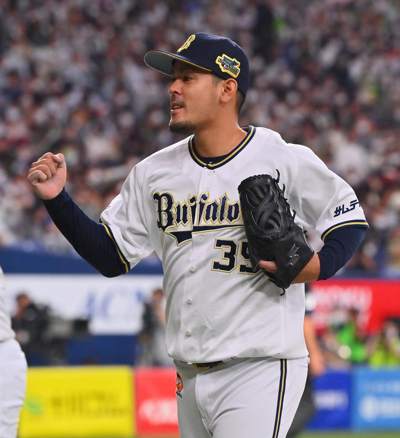 オリックス対ヤクルト　5回表ヤクルト1死一、三塁、オスナを併殺に打ち取りベンチに戻る比嘉（撮影・和賀正仁）
