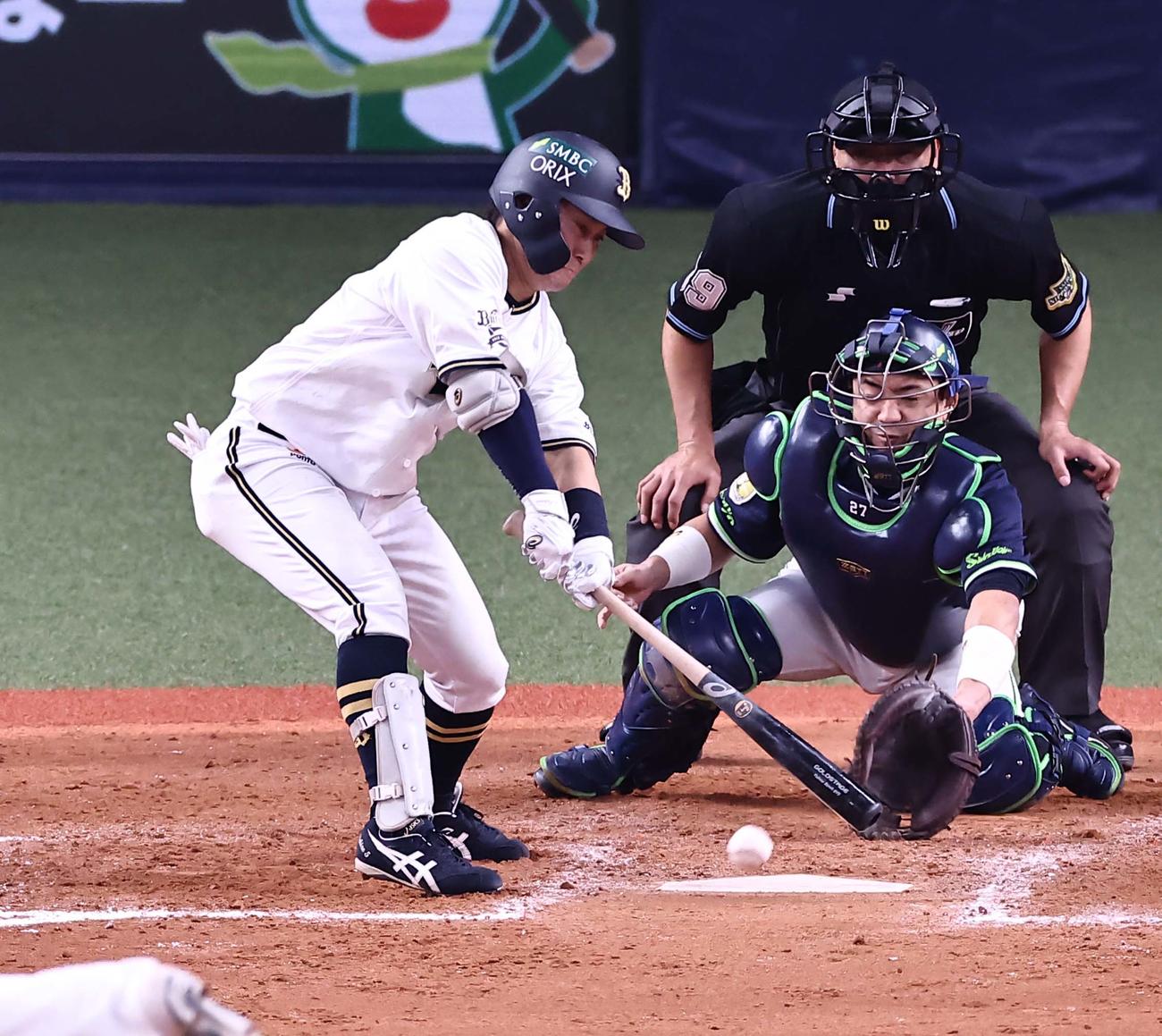 9回裏オリックス1死二塁、西野は投内野安打を放つ（撮影・上田博志）
