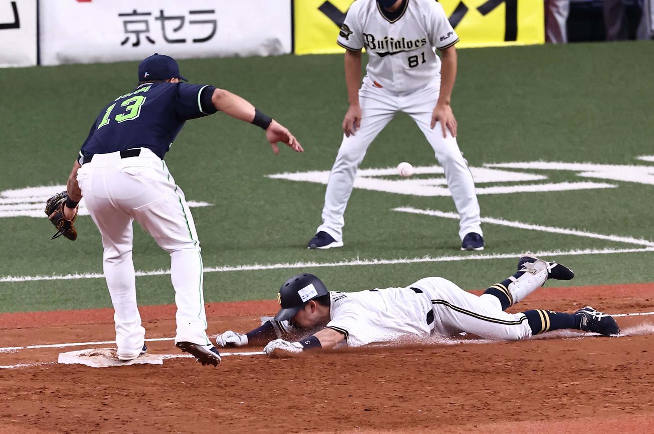 9回裏オリックス1死二塁、西野は投内野安打を放つ（撮影・上田博志）