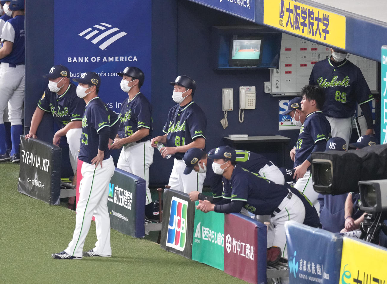 9回裏オリックス2死一塁、吉田正にサヨナラ2点本塁打を浴びぼう然とするヤクルトベンチ（撮影・鈴木みどり）