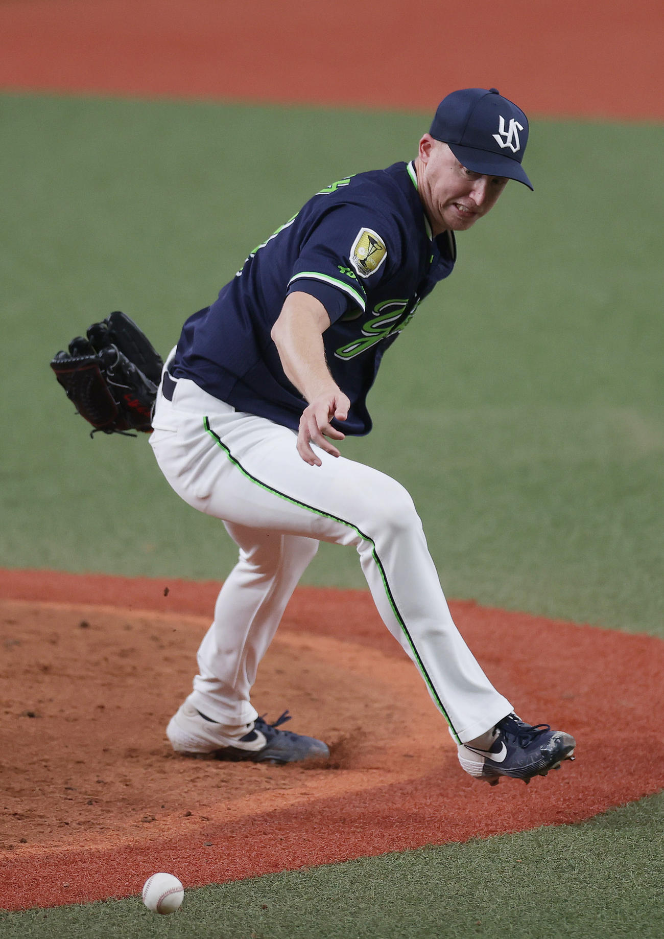 9回裏オリックス1死二塁、西野の打球をはじくマクガフ（撮影・前田充）