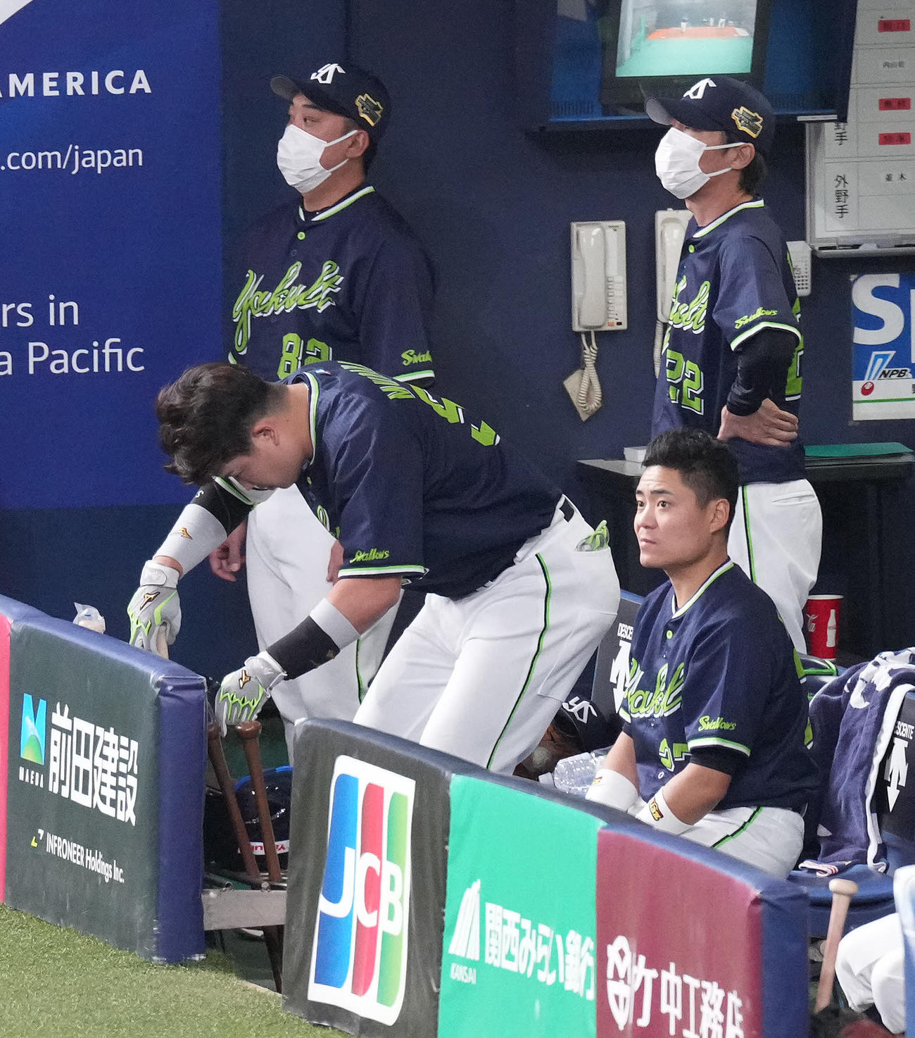 オリックス対ヤクルト　8回表ヤクルト1死、左飛に倒れベンチへ戻る村上（左手前）。右奥は高津監督（撮影・鈴木みどり）