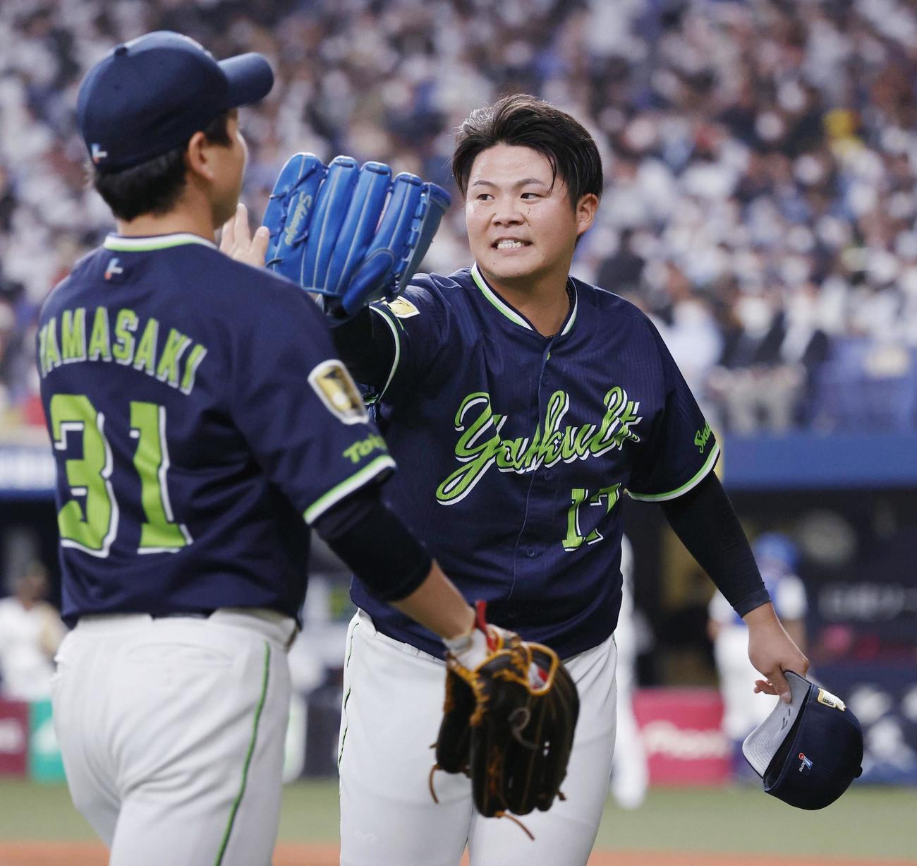 8回、2イニングを無失点で投げ終え、山崎（左）とタッチを交わすヤクルト・清水（共同）