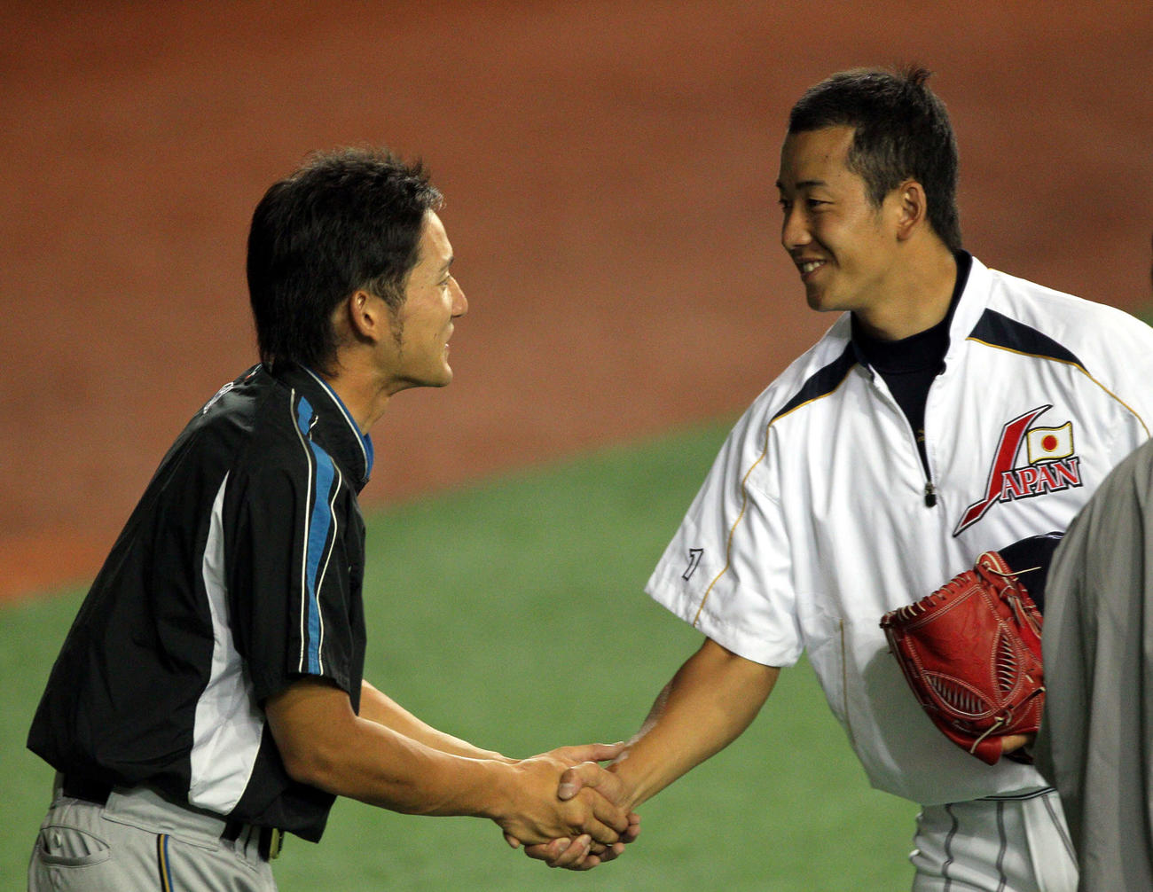 10年7月、世界大学野球壮行試合で、試合前にNPBフレッシュ選抜の杉谷拳士（左）と握手を交わす早大・斎藤佑樹