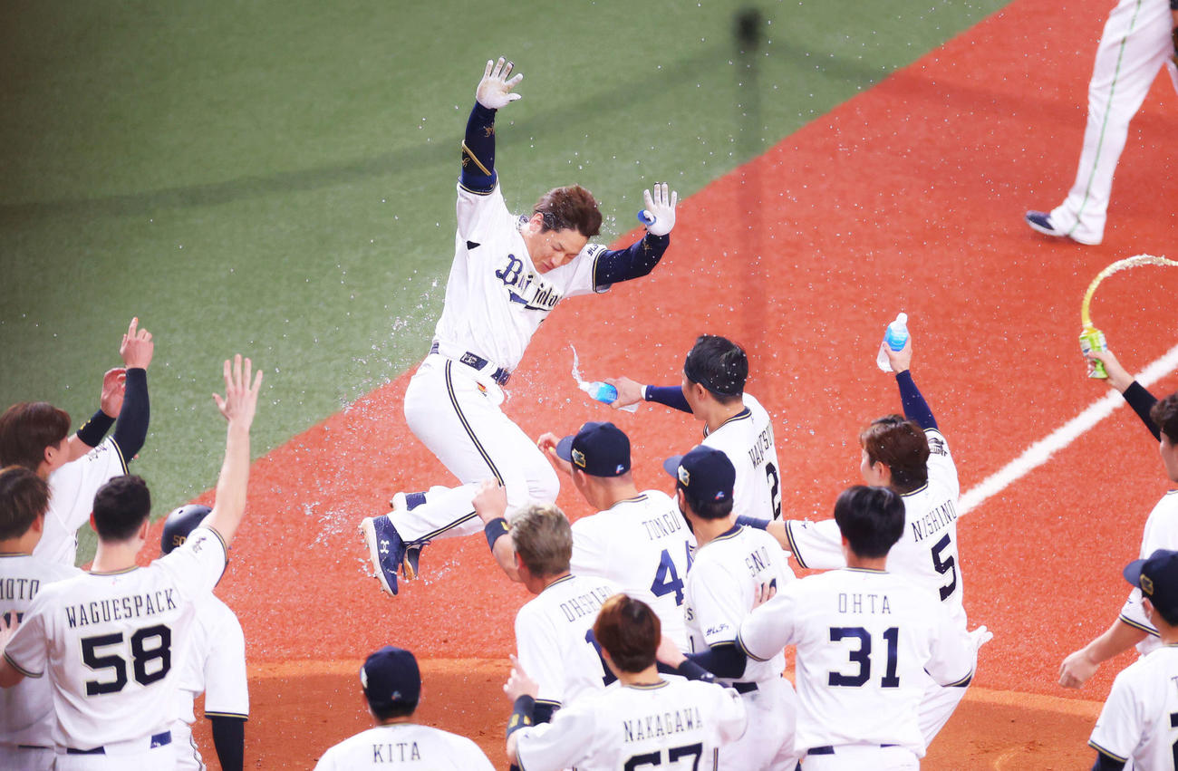 9回裏オリックス2死一塁、右越えサヨナラ2点本塁打を放ち、ナインからウォーターシャワーの祝福を受けながらジャンプで生還する吉田正（撮影・河田真司）