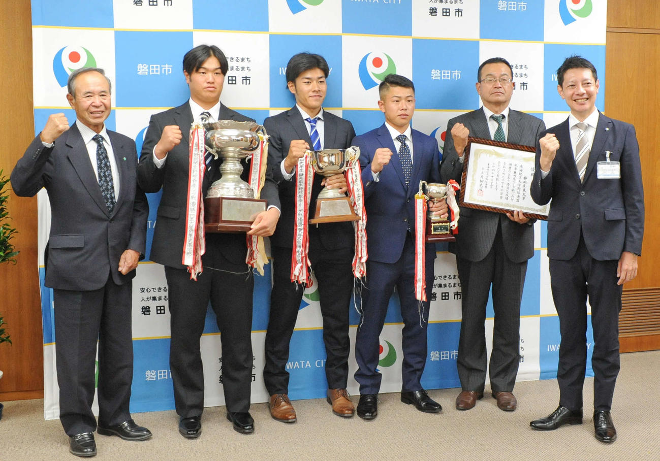 記念撮影に納まる、右から草地磐田市長、静岡産大の萩原監督、谷川主将、山崎、渡辺、河島直明・磐田市スポーツ協会会長　　　