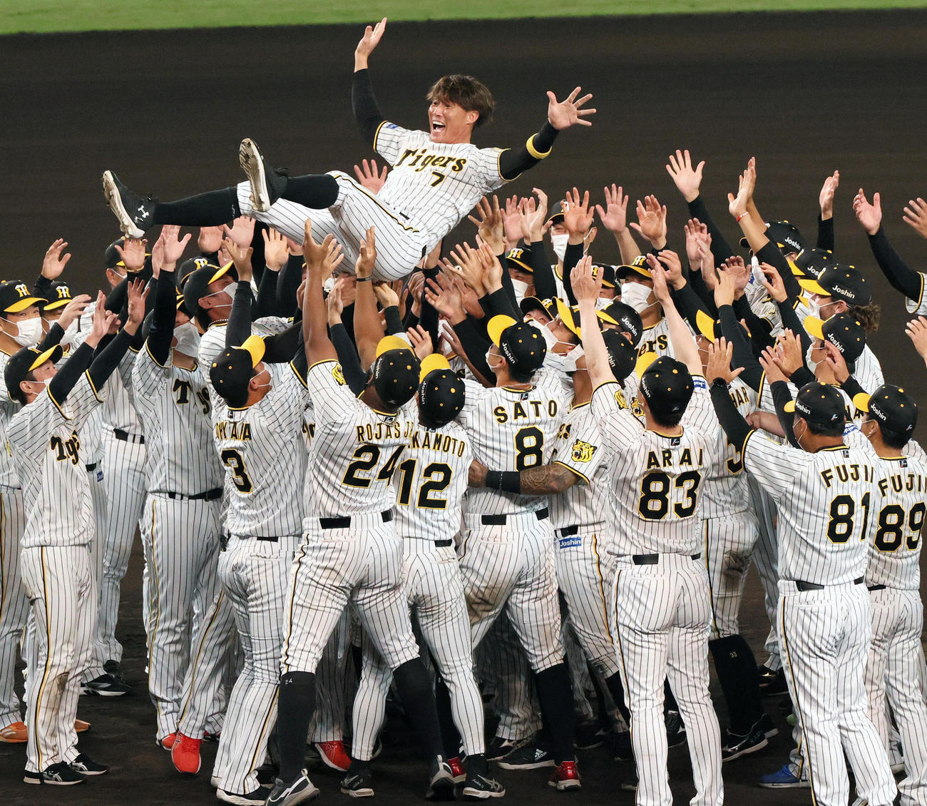 引退セレモニーで糸井はナインから胴上げされる（撮影・上山淳一）