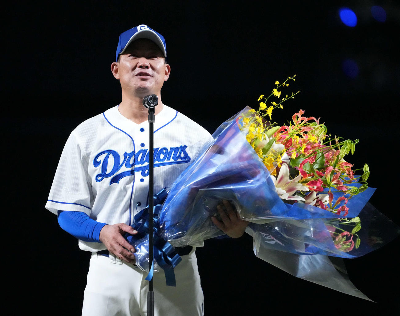 中日対巨人　引退セレモニーであいさつをする福留（撮影・森本幸一）