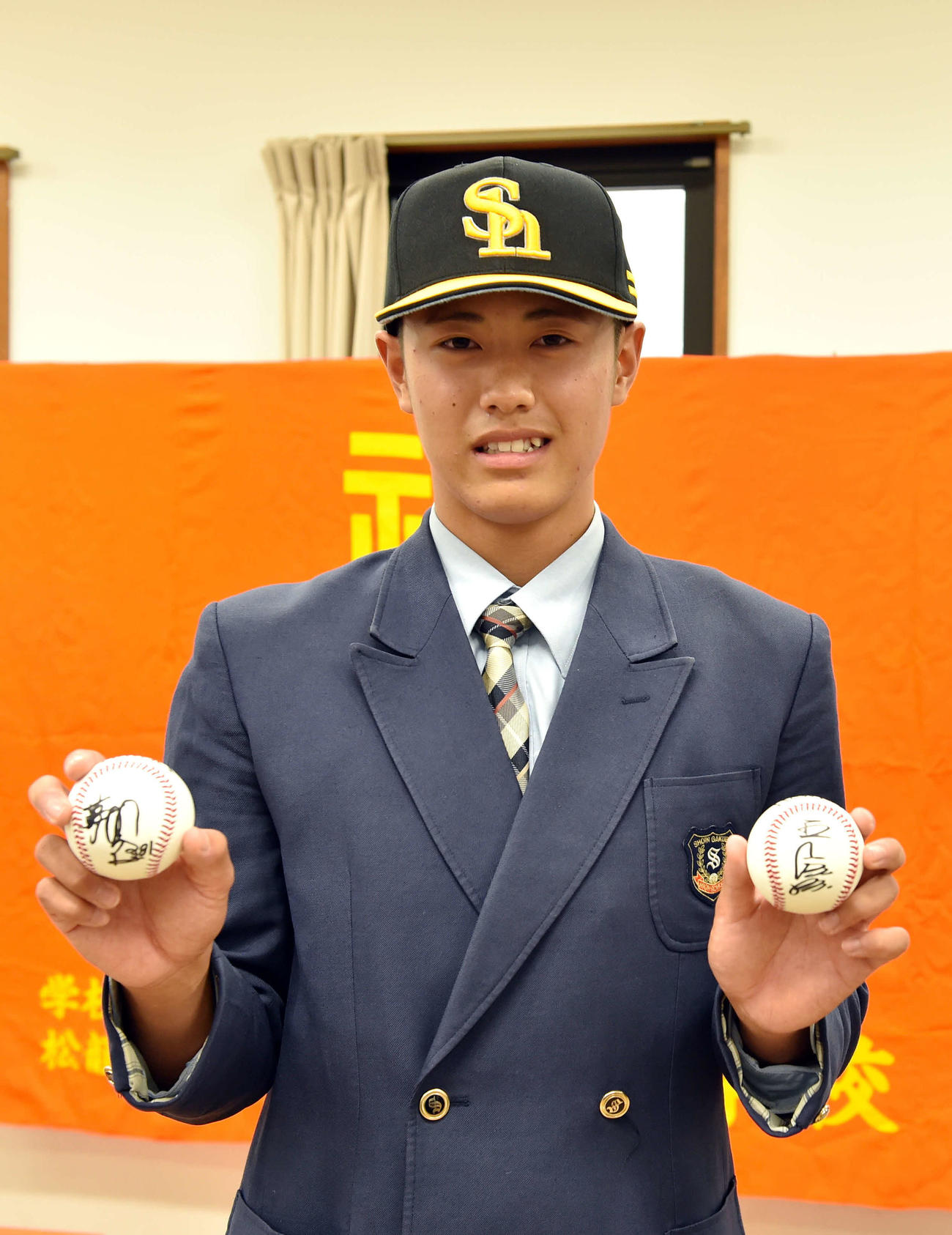 ソフトバンク藤本監督と王球団会長のサインボールを手に笑顔の学法福島・佐々木