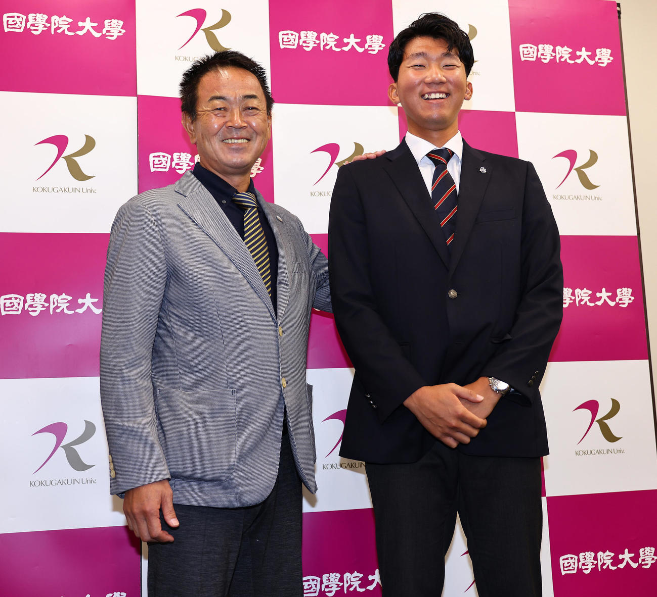 巨人から指名あいさつを受けた国学院大・田中千晴（右）と水野スカウト部長（撮影・垰建太）