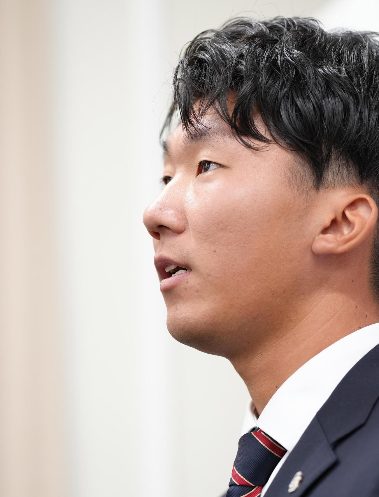 巨人から指名あいさつを受けた国学院大・田中千晴（撮影・垰建太）