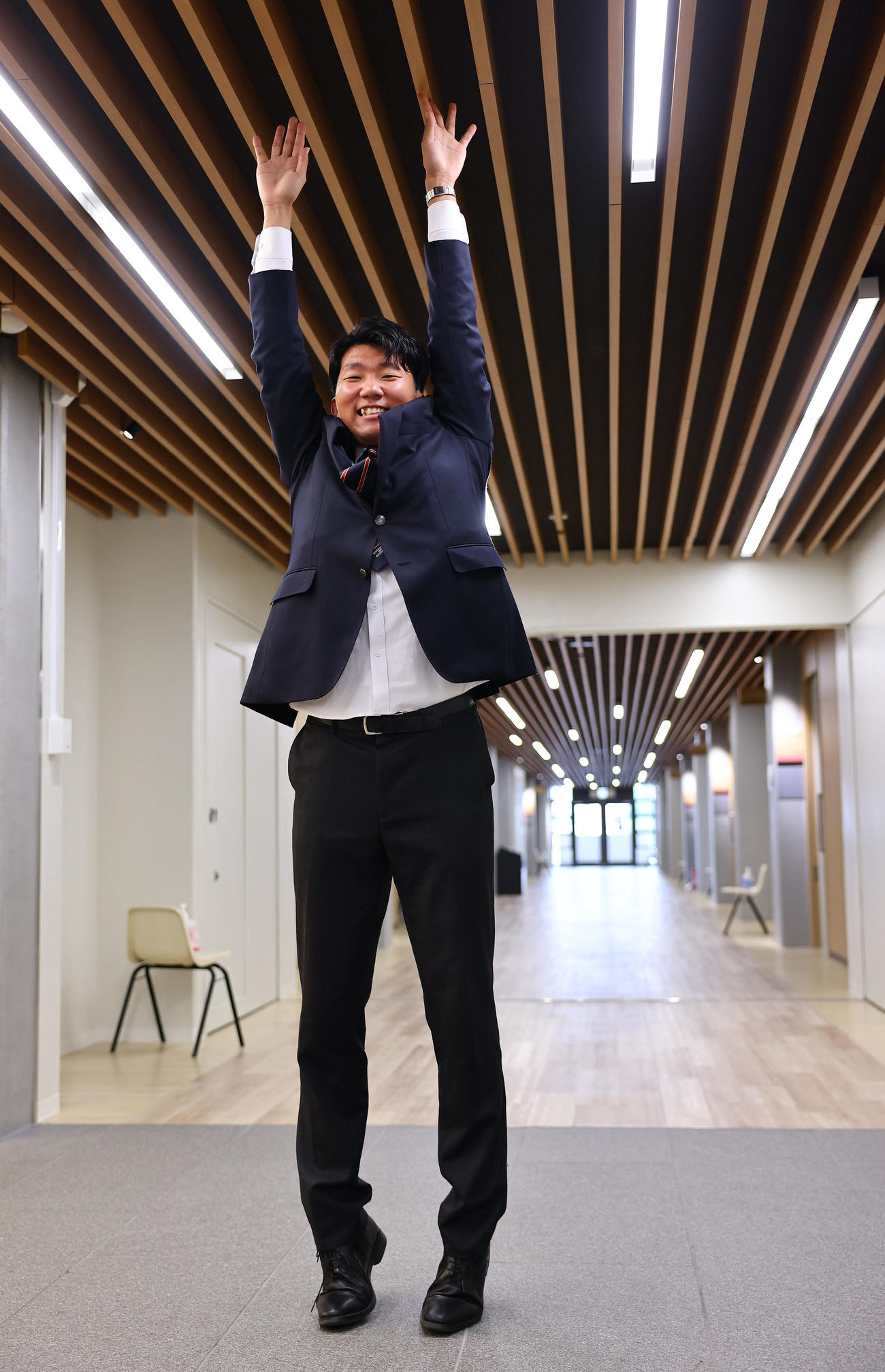 巨人から指名あいさつを受けた国学院大・田中千晴は、その長身からキャンパスの天井をタッチ（撮影・垰建太）