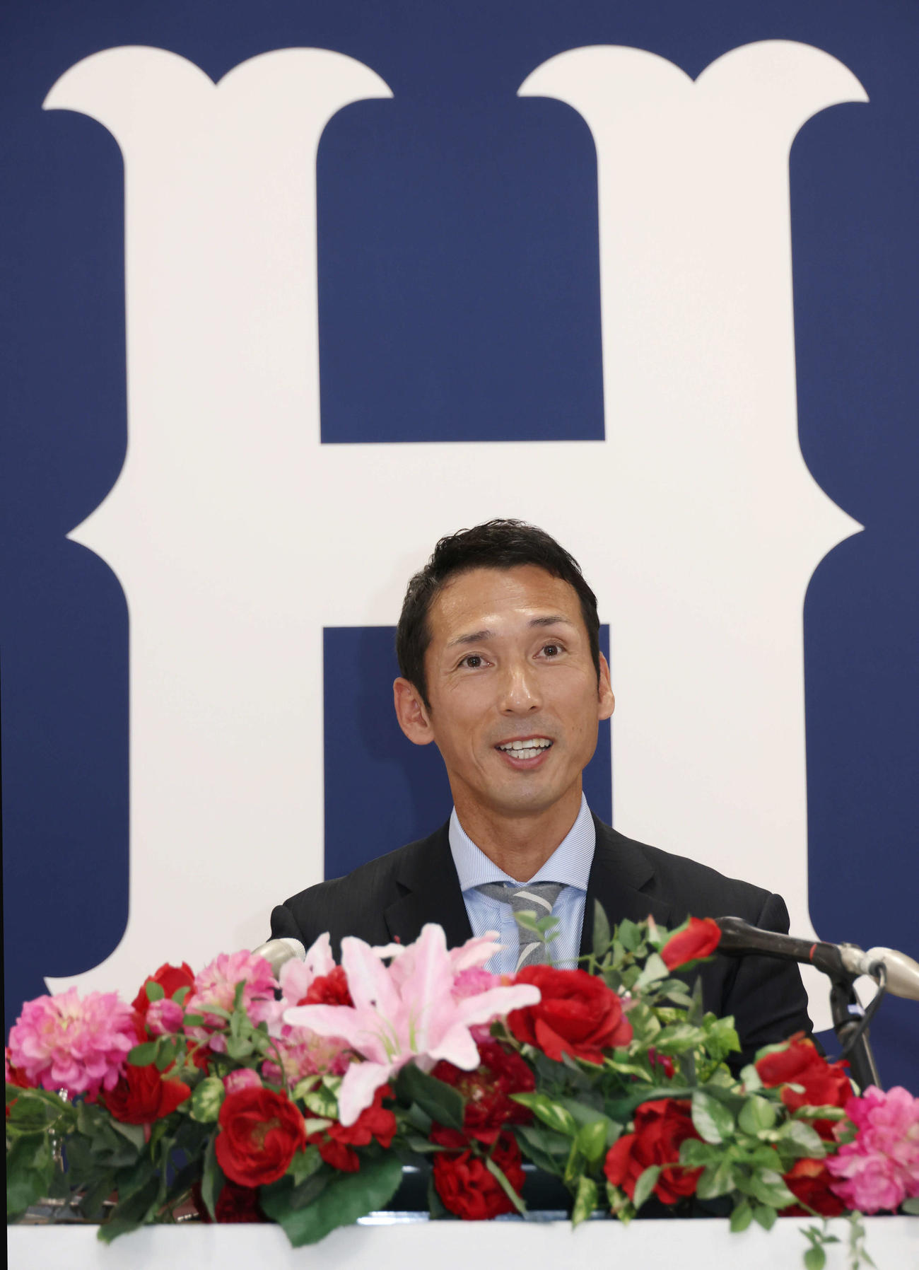 広島の2軍打撃兼走塁コーチへの就任を決め、会見する福地寿樹氏（撮影・加藤孝規）