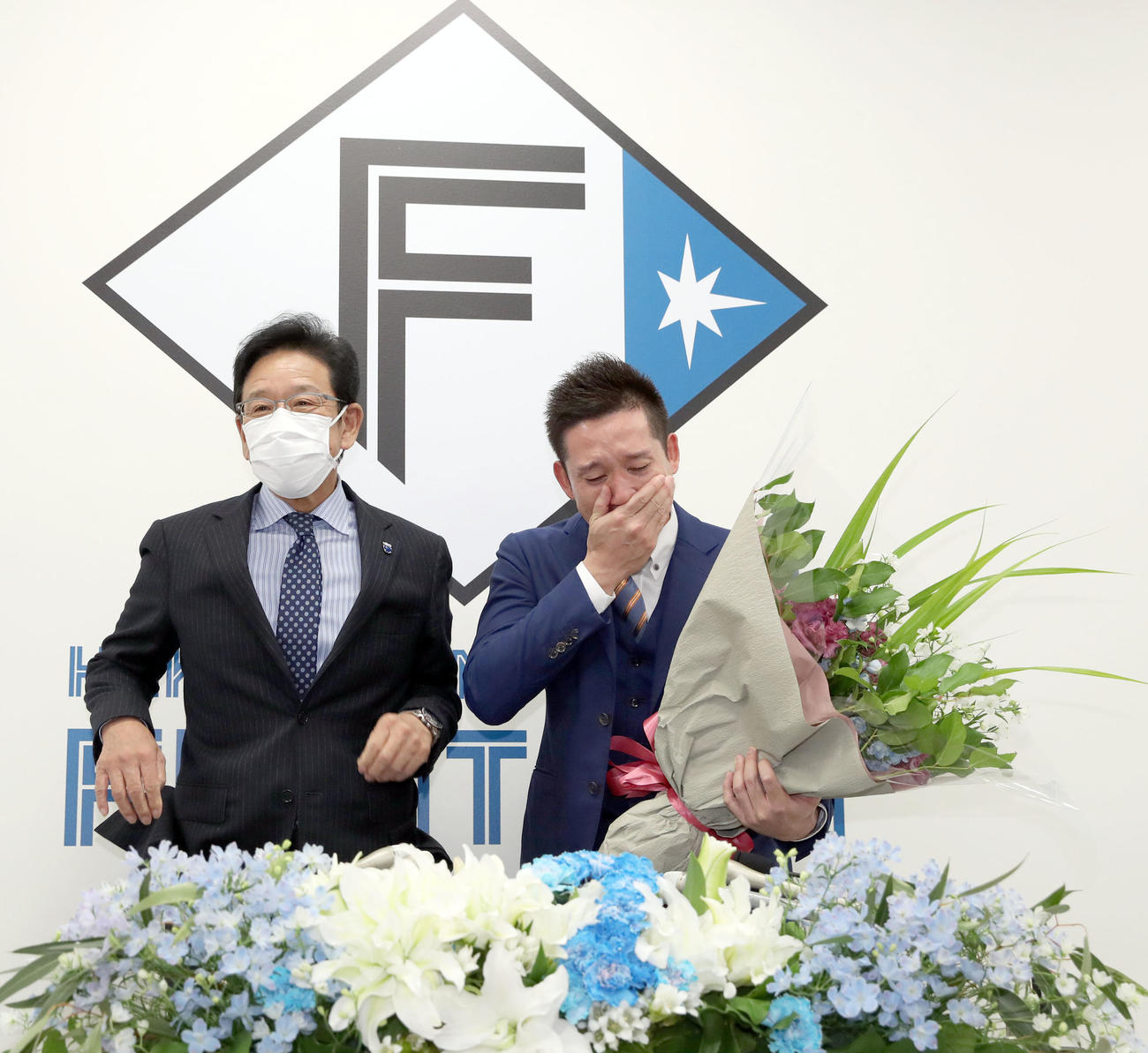 侍ジャパン栗山監督（左）から花束が贈られ涙する杉谷（撮影・佐藤翔太）