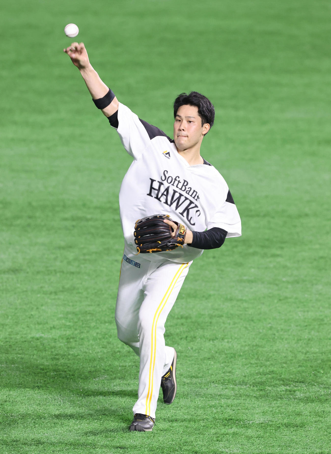 キャッチボールで調整する藤井皓哉（撮影・梅根麻紀）