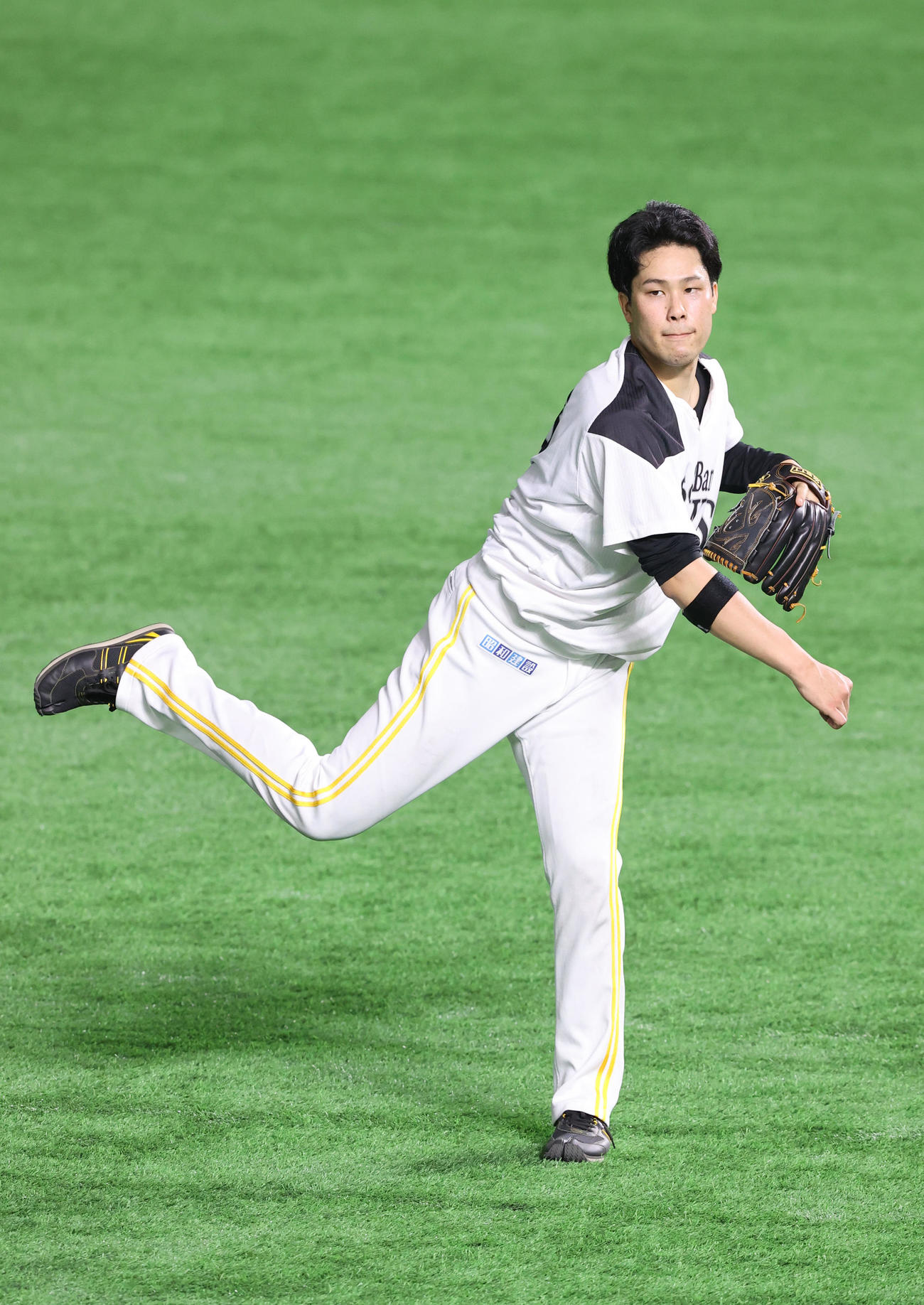 キャッチボールで調整する藤井皓哉（撮影・梅根麻紀）