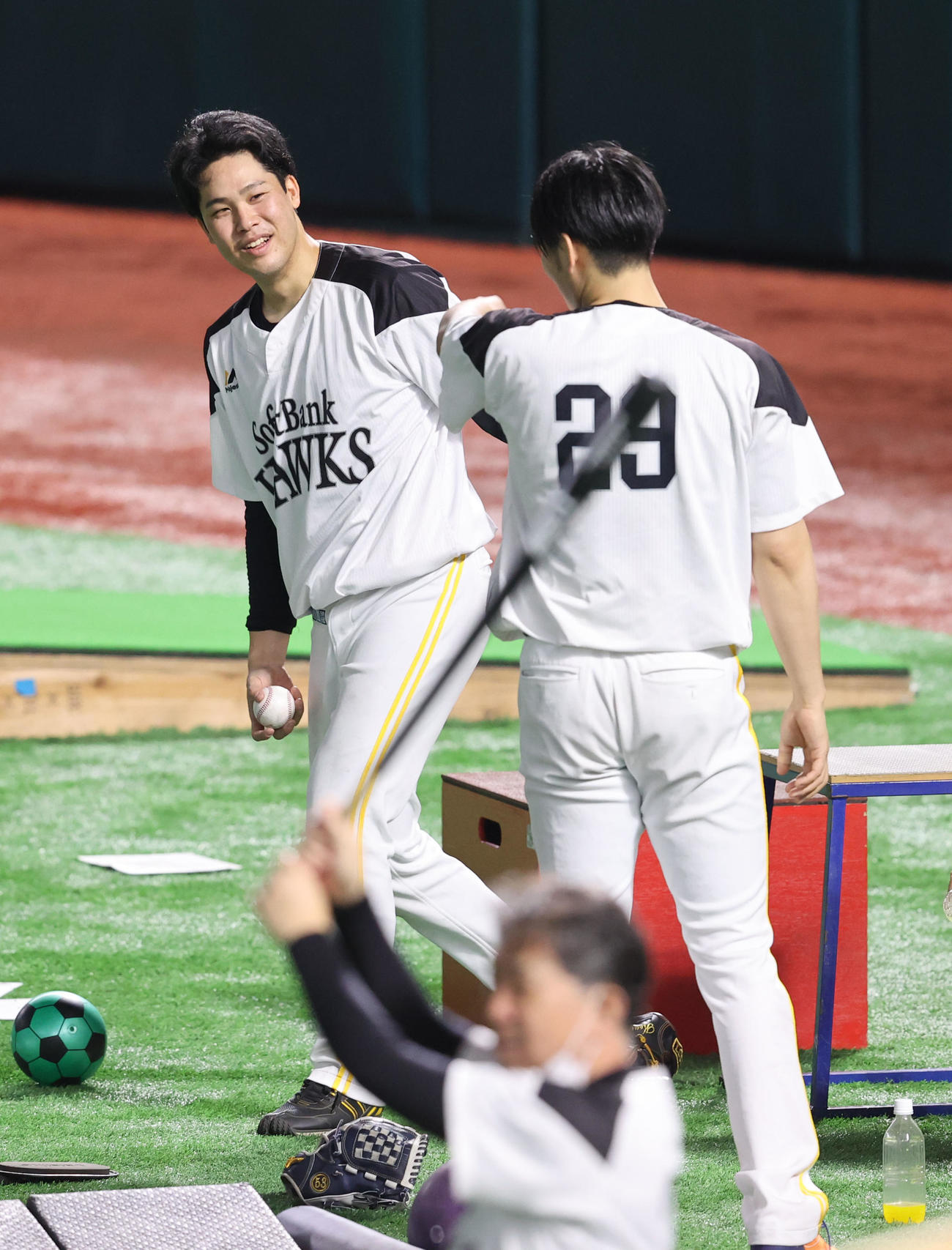 キャッチボールを終えた藤井皓哉は石川柊太と話をする（撮影・梅根麻紀）