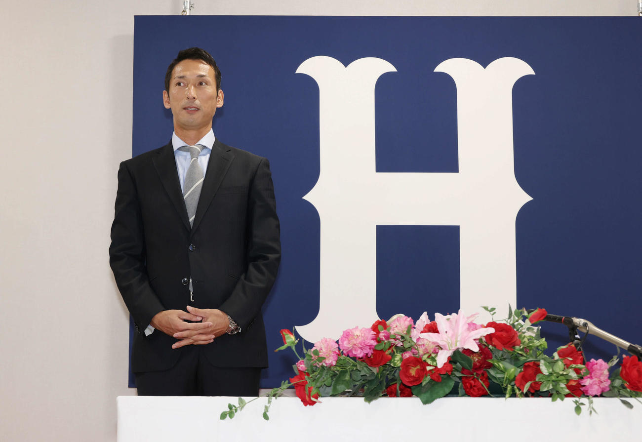 広島の2軍打撃兼走塁コーチへの就任を決め、会見の席につく福地寿樹氏（撮影・加藤孝規）