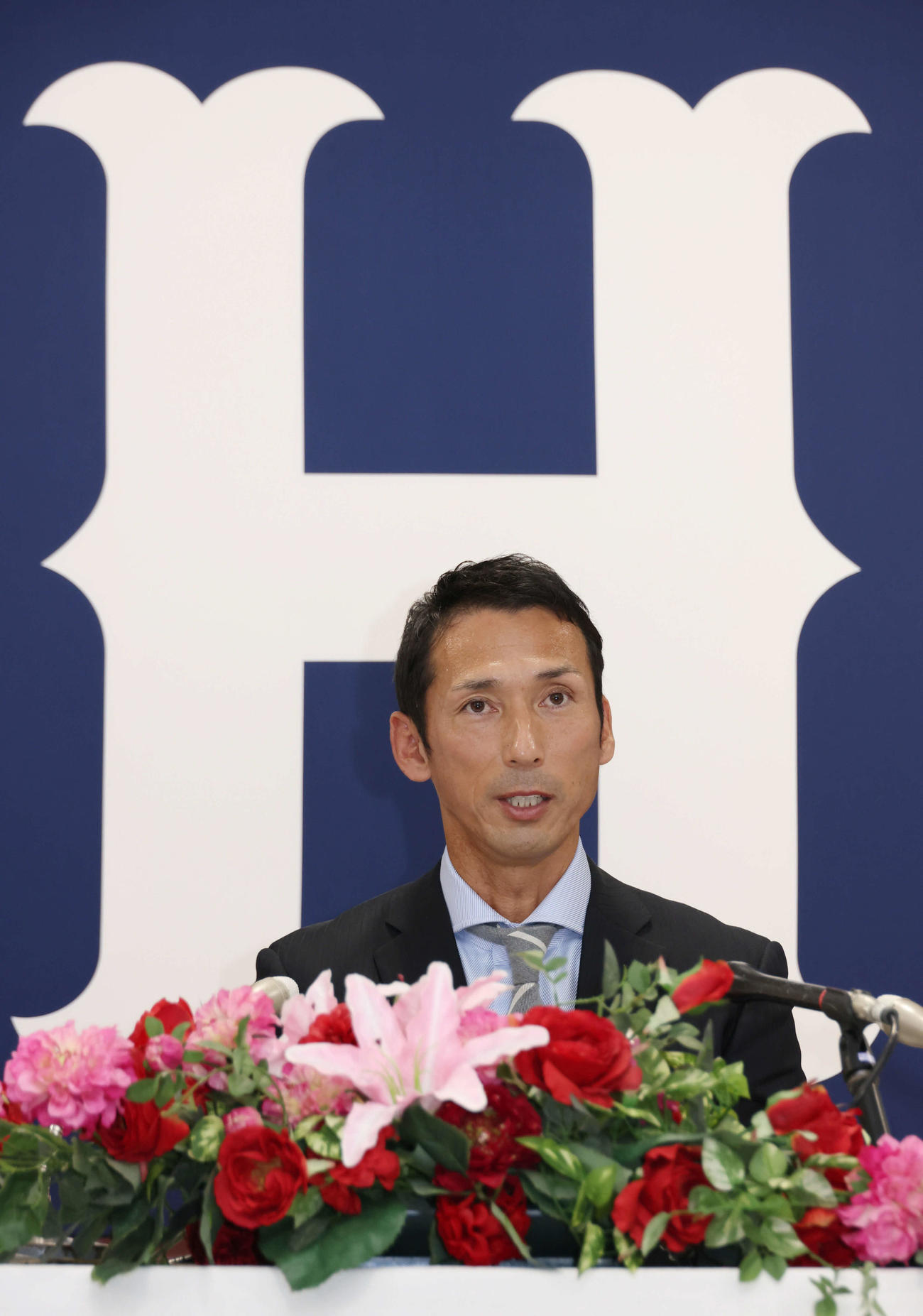 広島の2軍打撃兼走塁コーチへの就任を決め、会見する福地寿樹氏（撮影・加藤孝規）