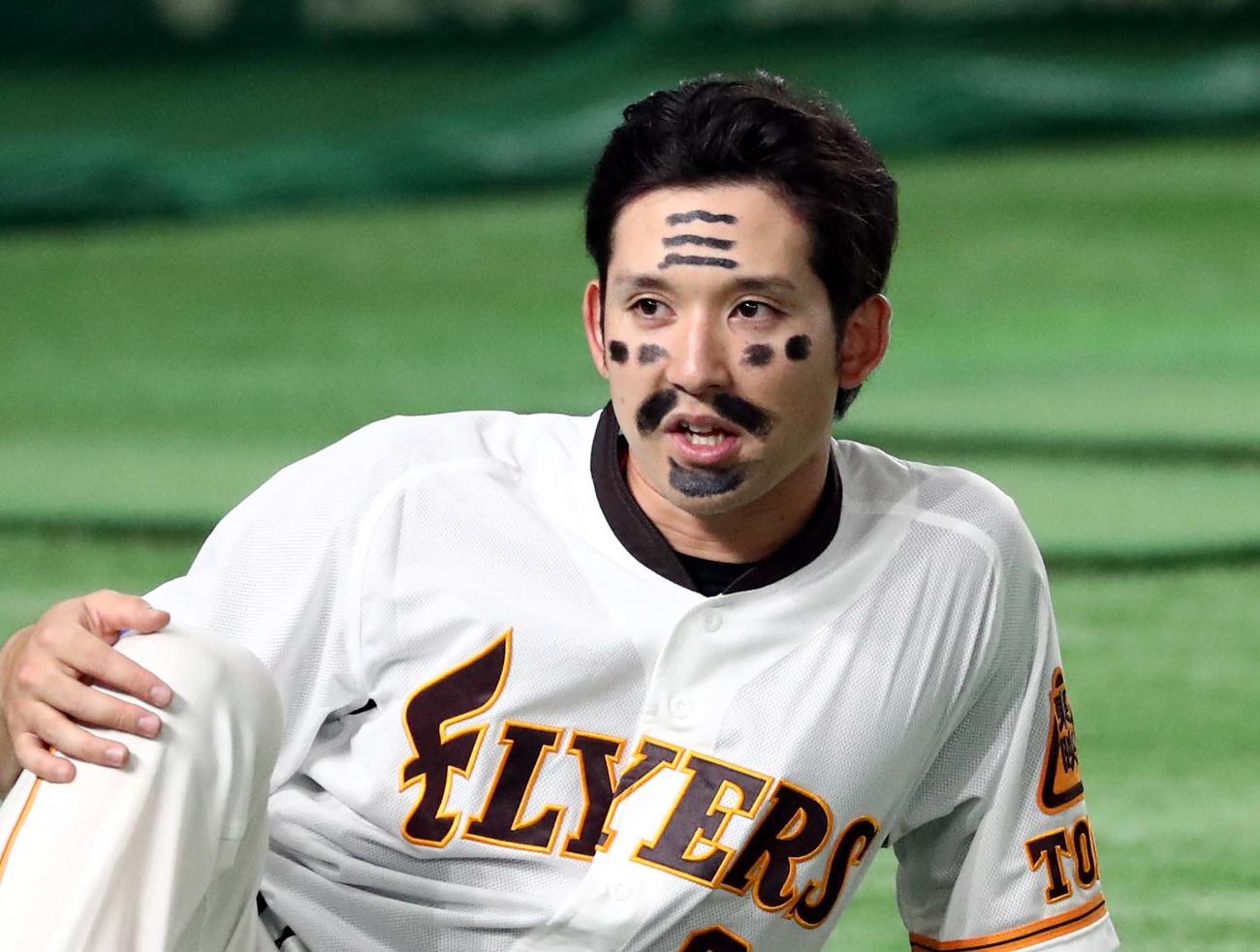 日本ハム対西武　試合前、顔にいたずら書きされる杉谷（17年7月3日撮影）